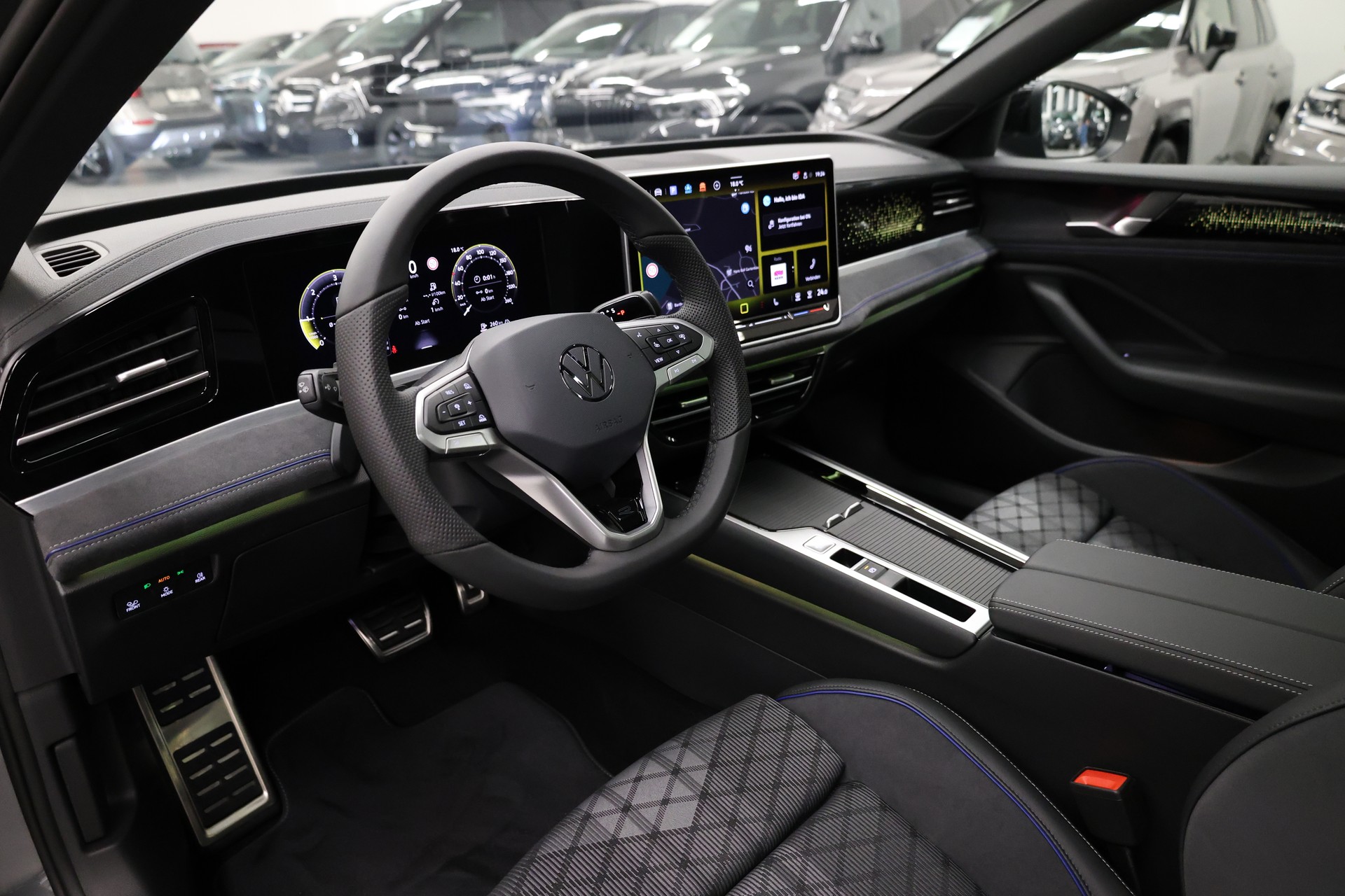 VW Passat Variant 2.0 TDI R-Line DSG 4motion-image-18