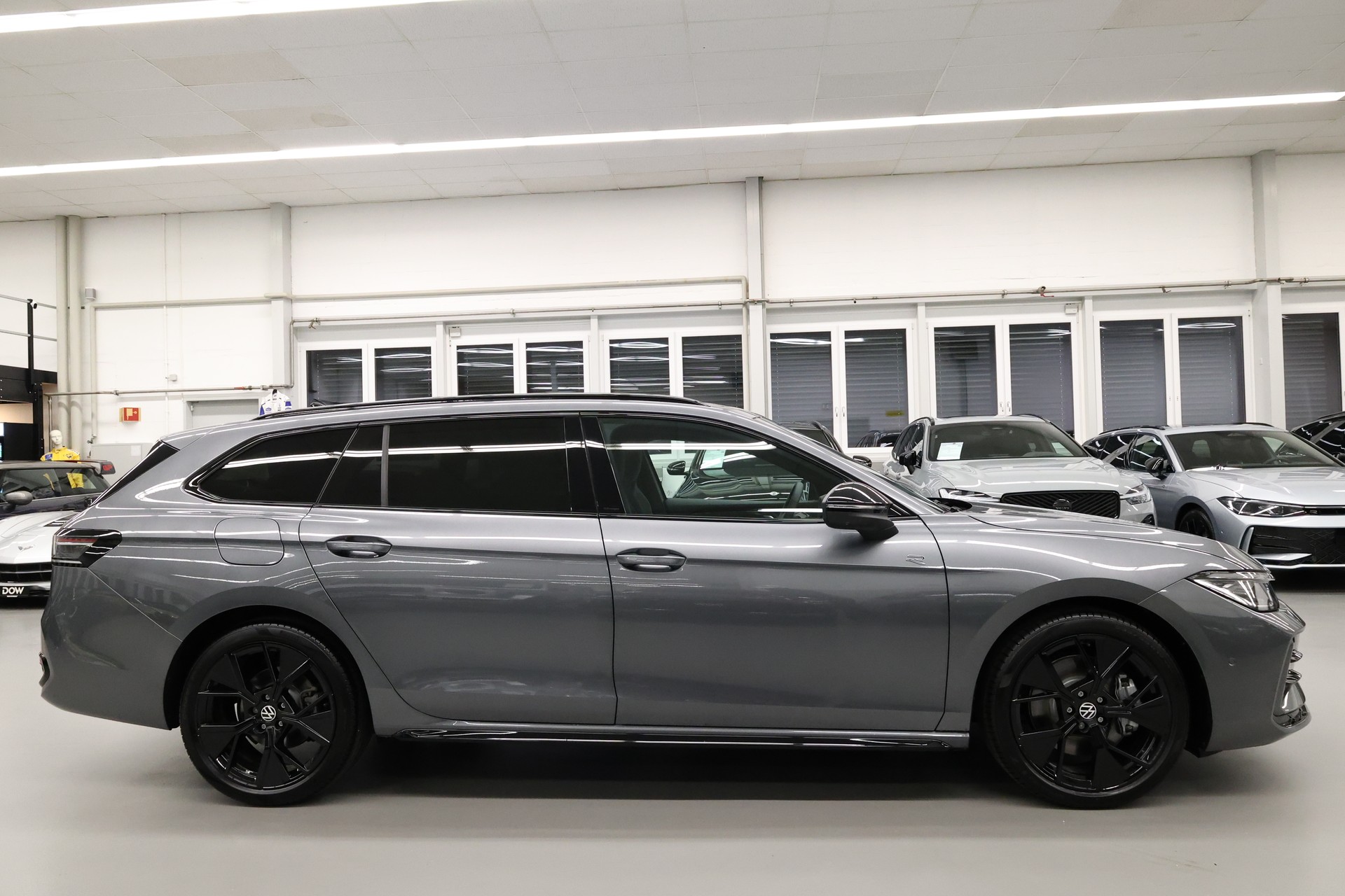 VW Passat Variant 2.0 TDI R-Line DSG 4motion-image-16