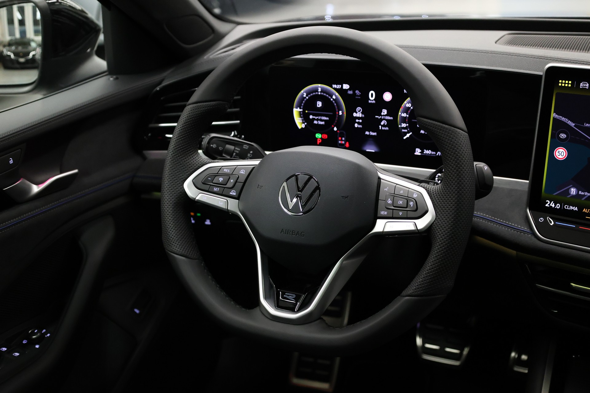 VW Passat Variant 2.0 TDI R-Line DSG 4motion-image-22