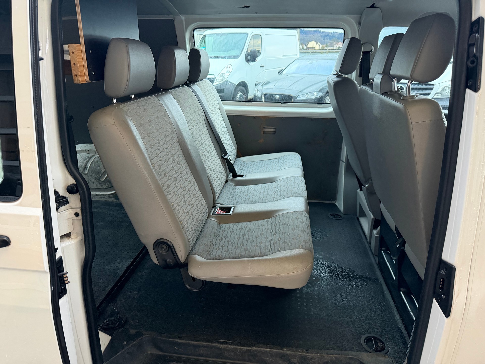 VW T5 2.0 TDI 6 Plätze-image-11