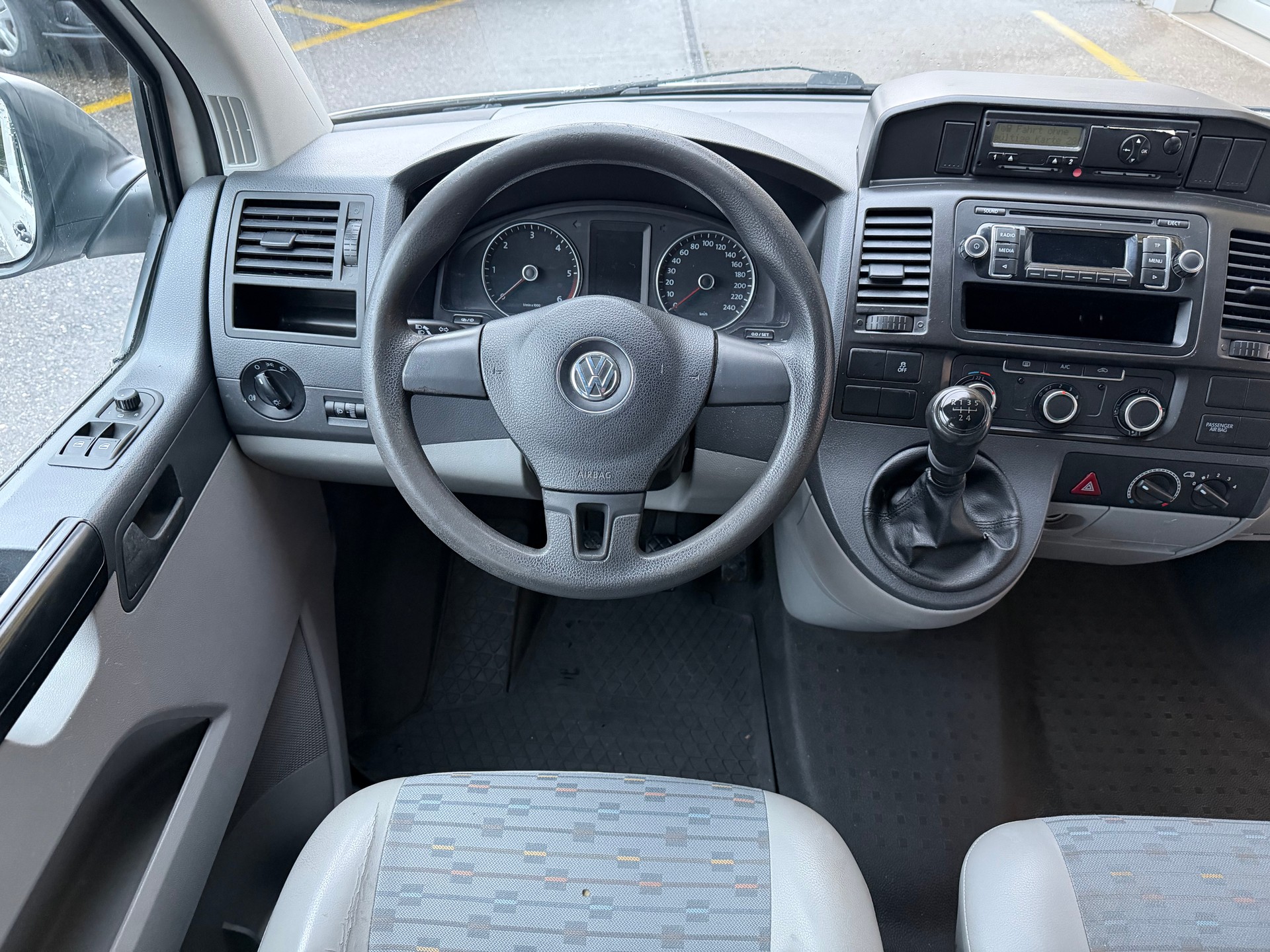 VW T5 2.0 TDI 6 Plätze-image-9
