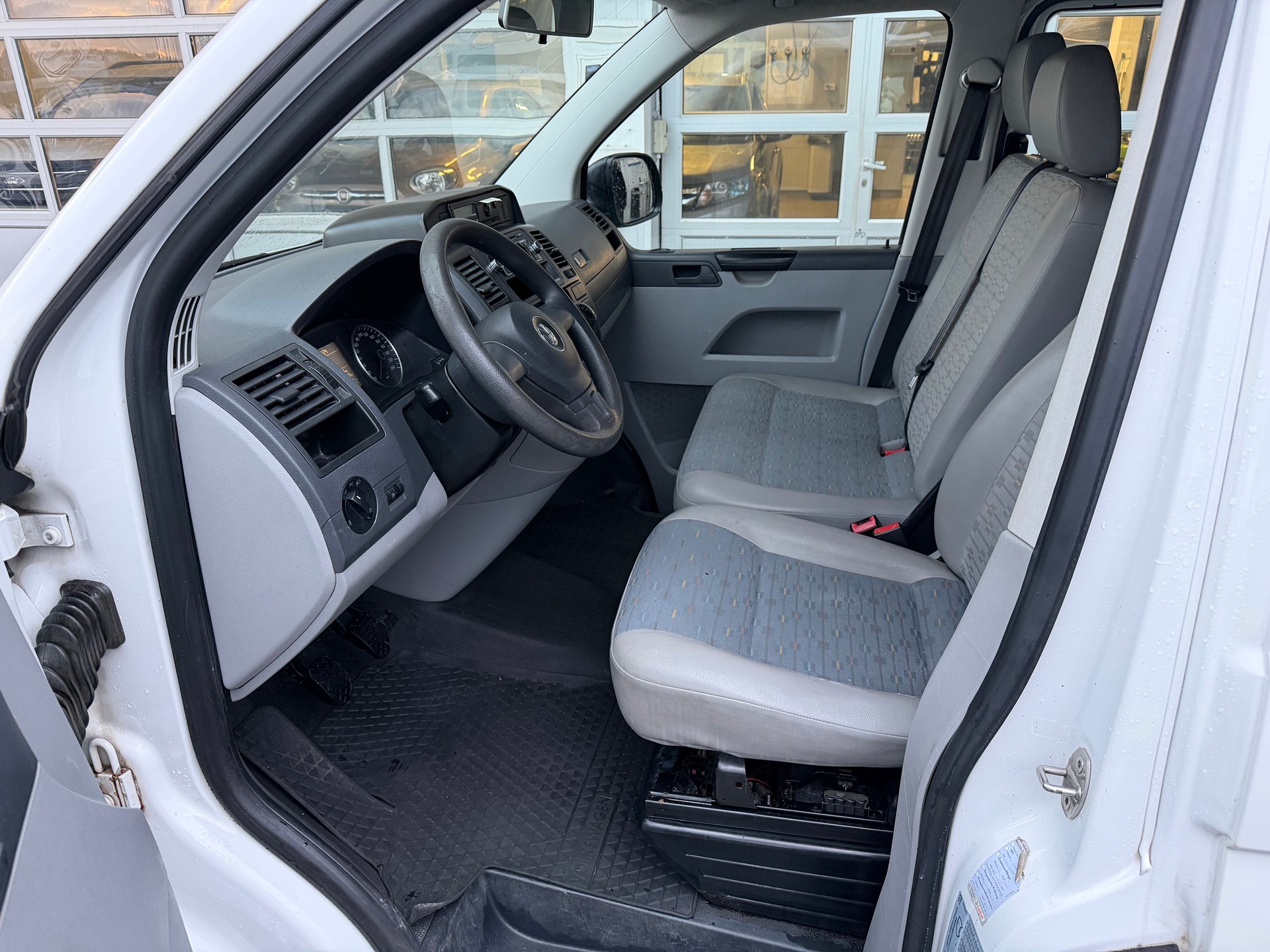VW T5 2.0 TDI 6 Plätze-image-7