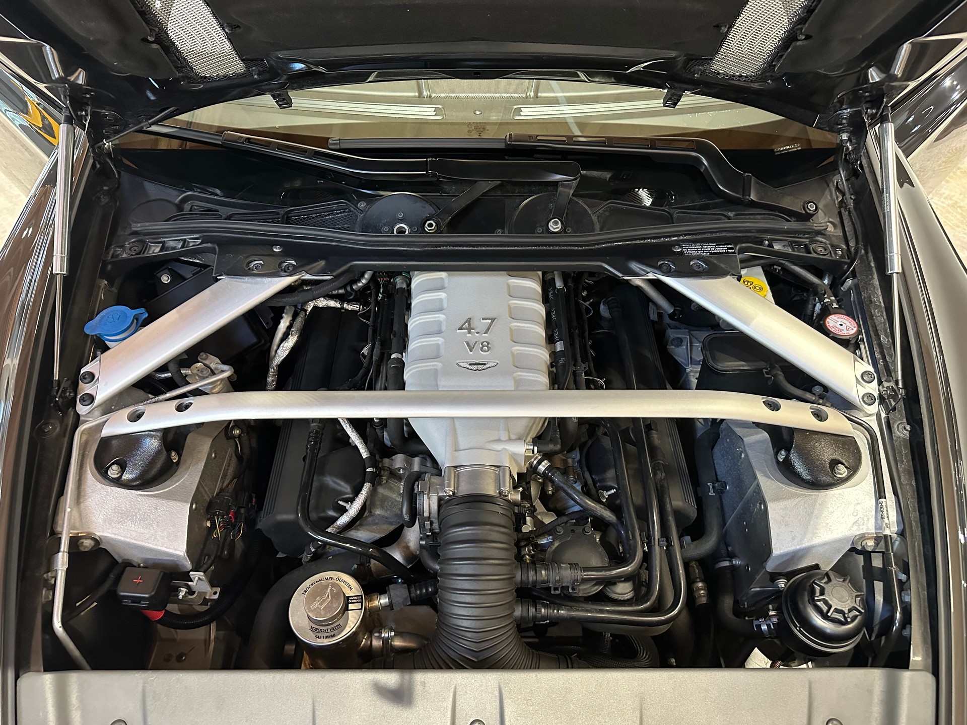 ASTON MARTIN V8 Vantage 4.7 Sportshift/In perfektem Zustand/Lückenlos bei AM gewartet-image-24