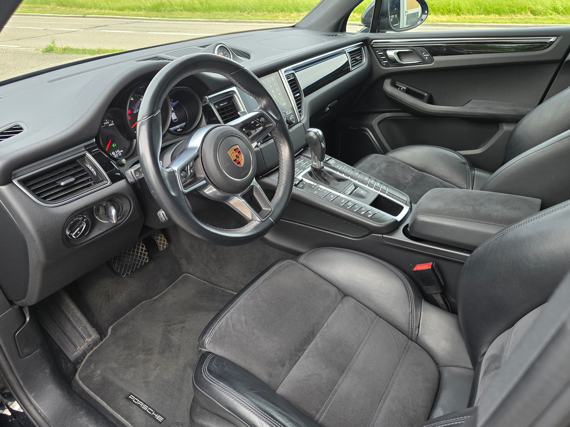 PORSCHE Macan GTS PDK PACK CHRONO-image-10