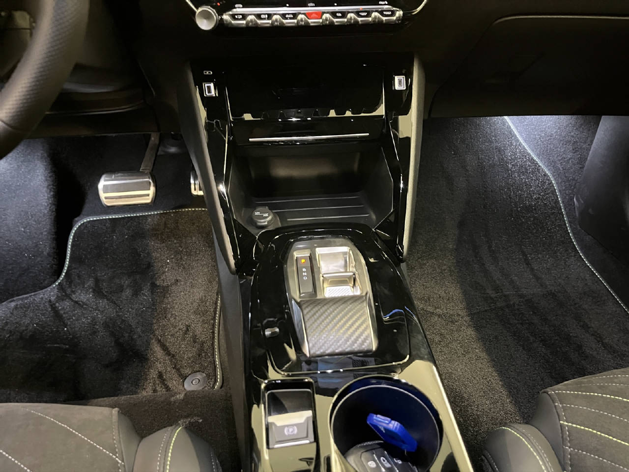 PEUGEOT 208 1.2 Hybrid 145 GT-image-9