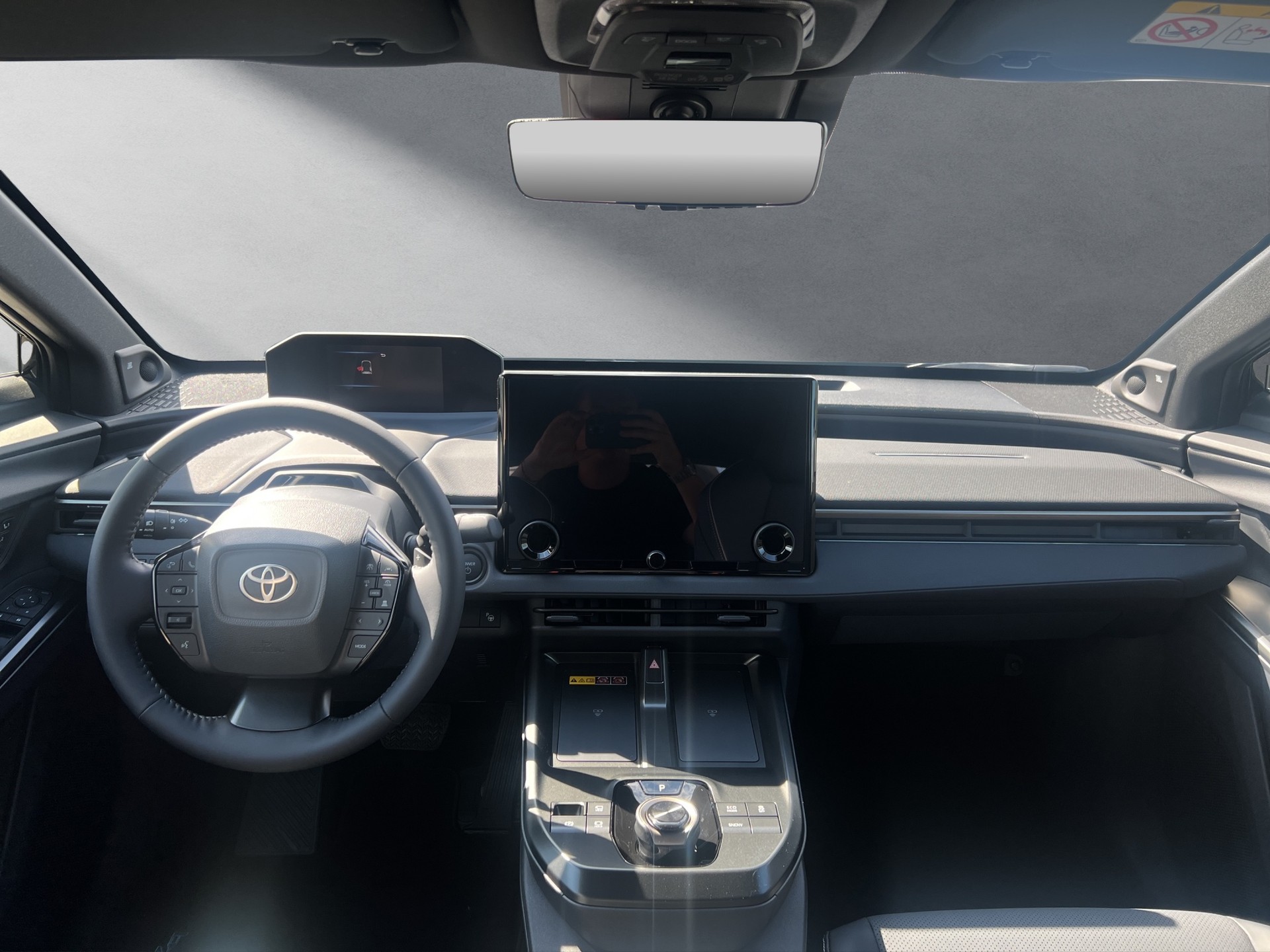 TOYOTA bZ4X Premium-showroom-element-3