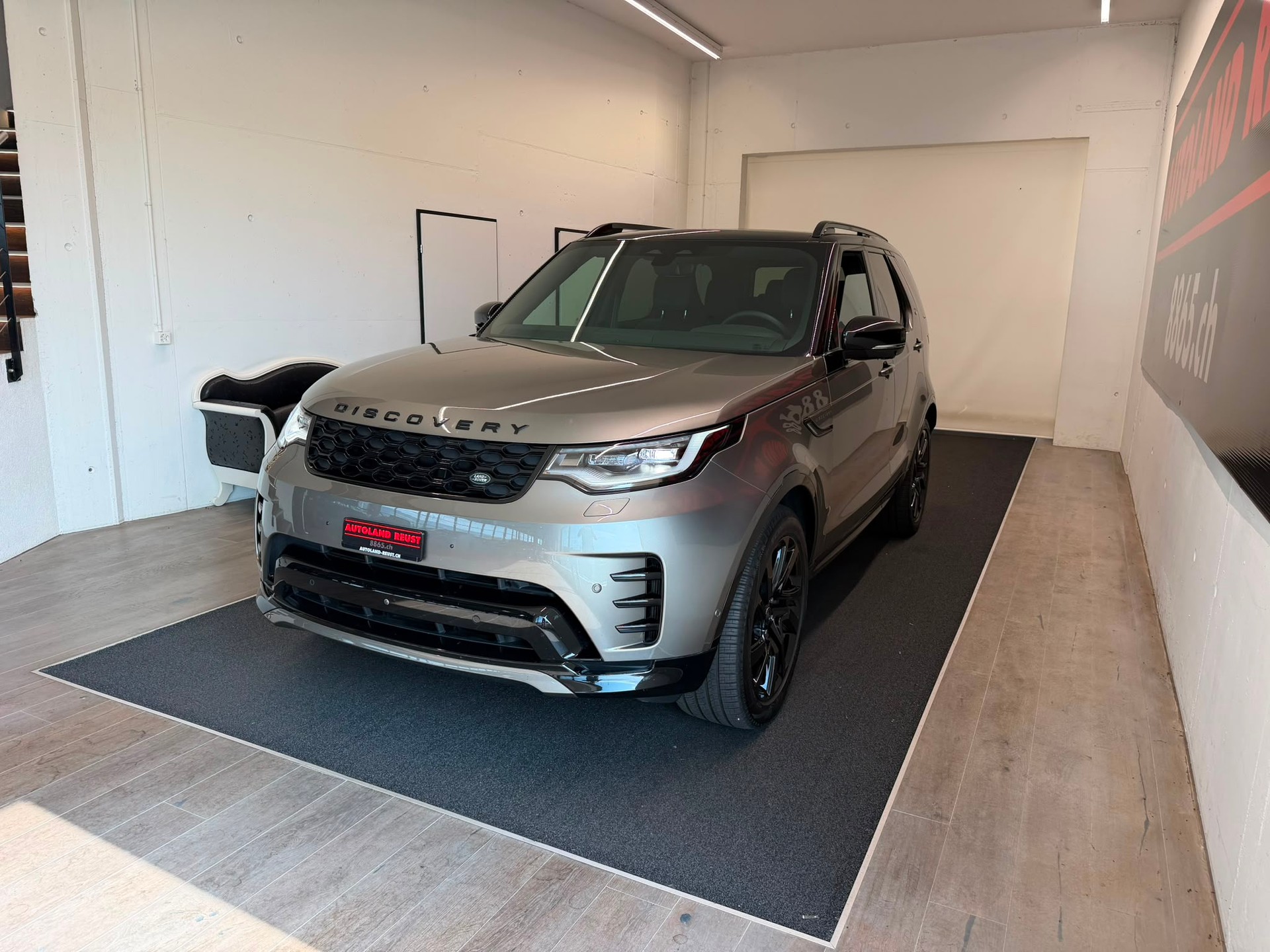 LAND ROVER Discovery 3.0D I6 350 Dynamic SE AWD Automatic-showroom-element-2