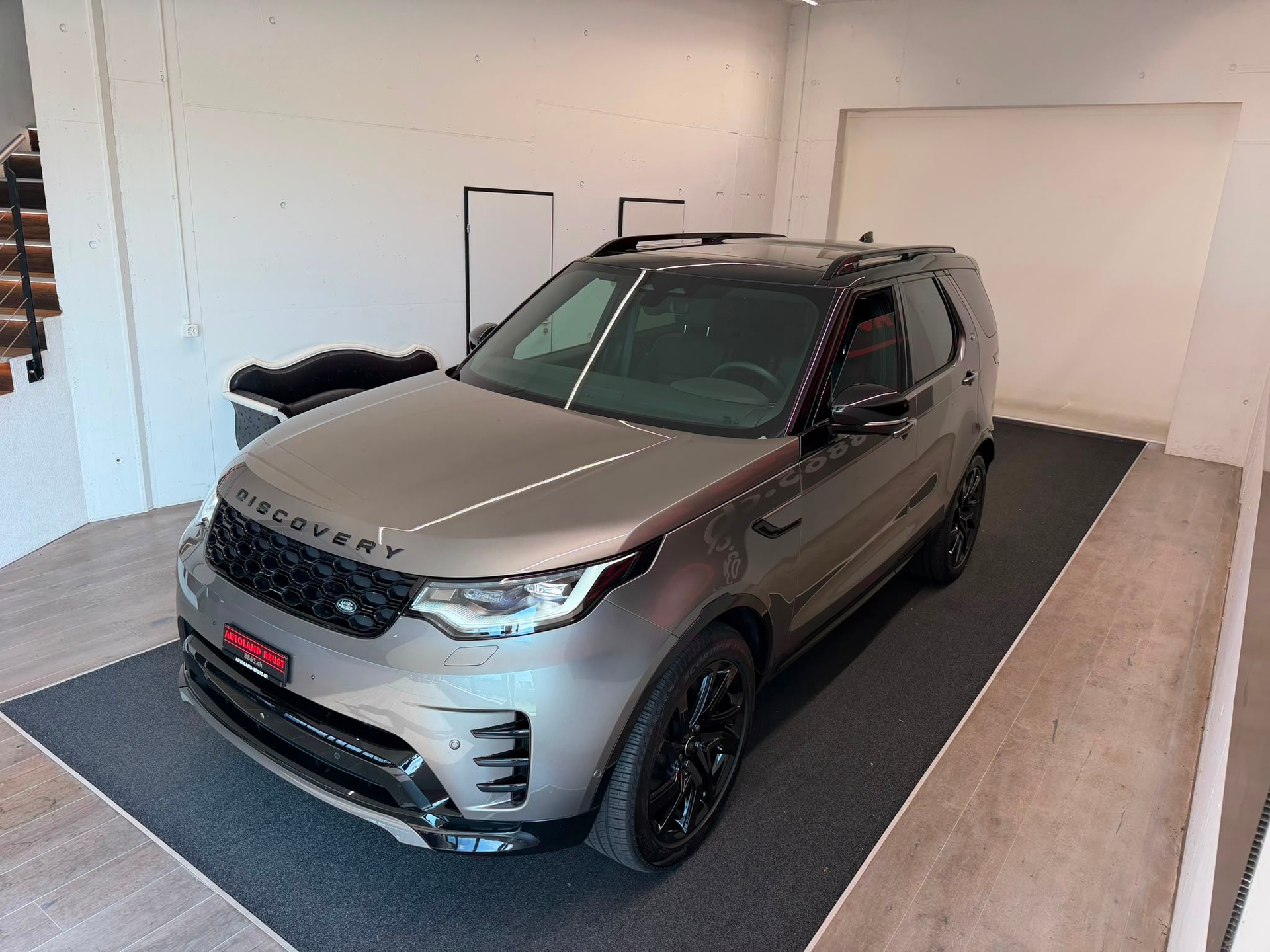 LAND ROVER Discovery 3.0D I6 350 Dynamic SE AWD Automatic-showroom-element-3