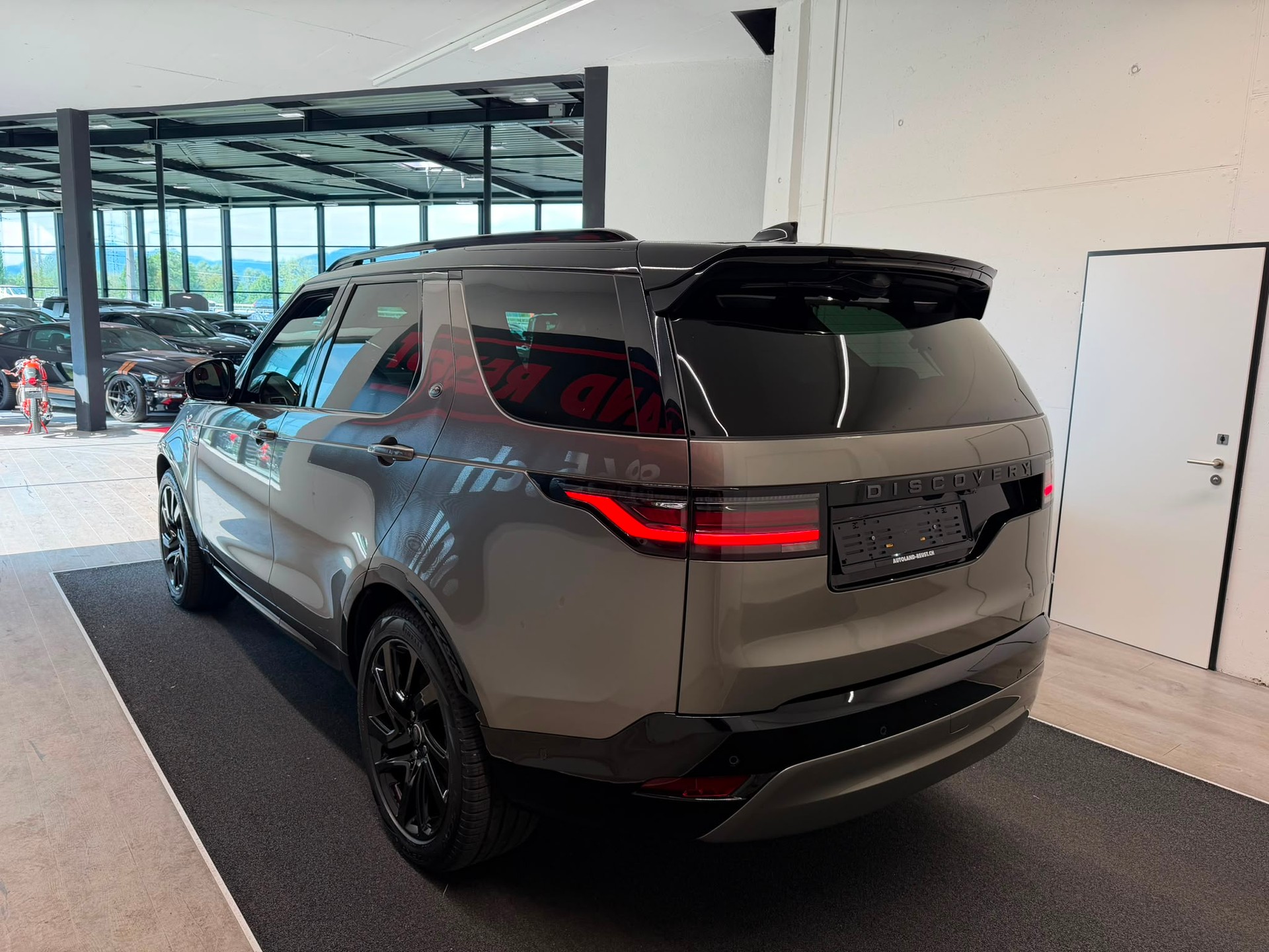 LAND ROVER Discovery 3.0D I6 350 Dynamic SE AWD Automatic-image-5