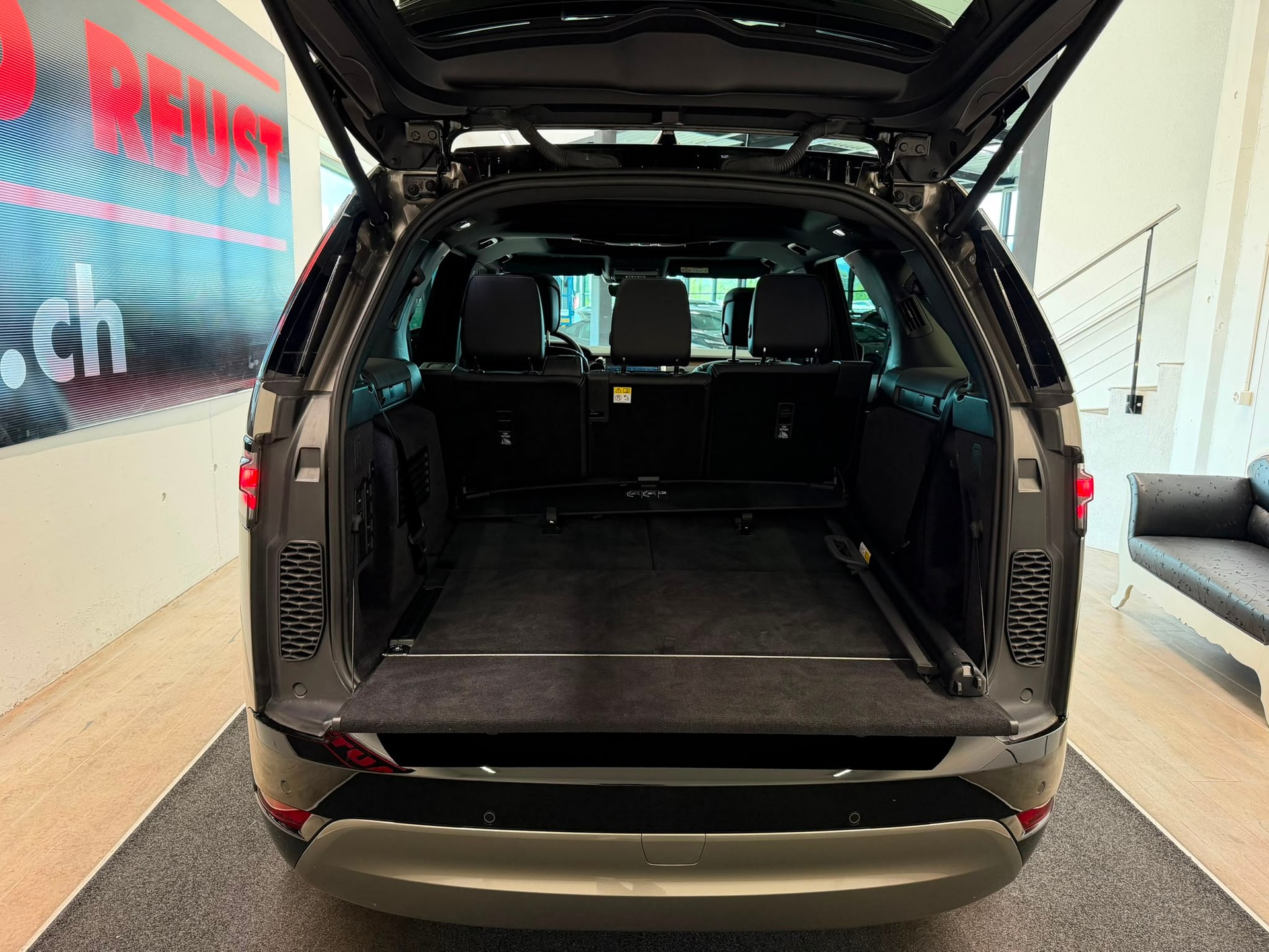 LAND ROVER Discovery 3.0D I6 350 Dynamic SE AWD Automatic-image-12