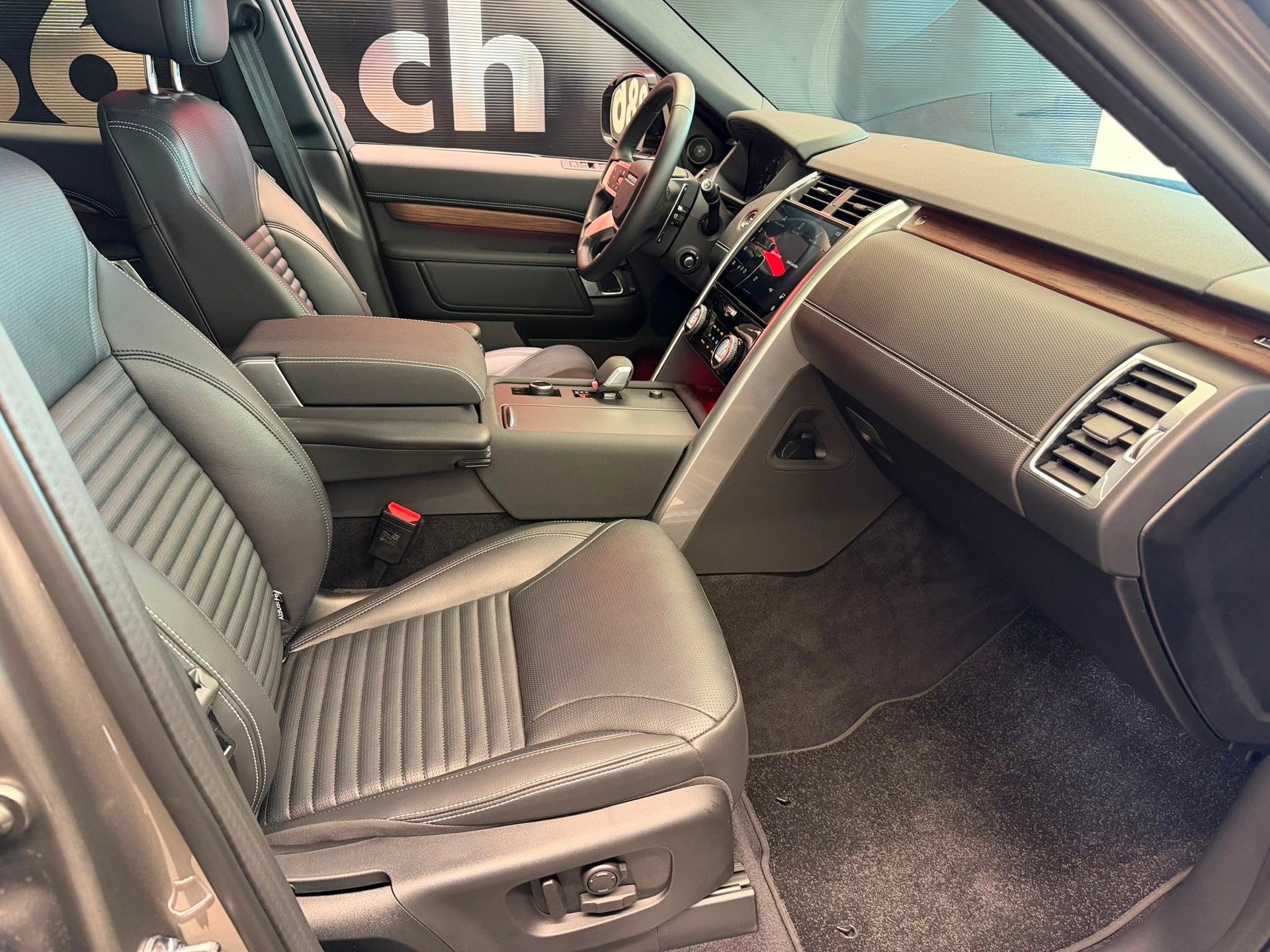LAND ROVER Discovery 3.0D I6 350 Dynamic SE AWD Automatic-image-27