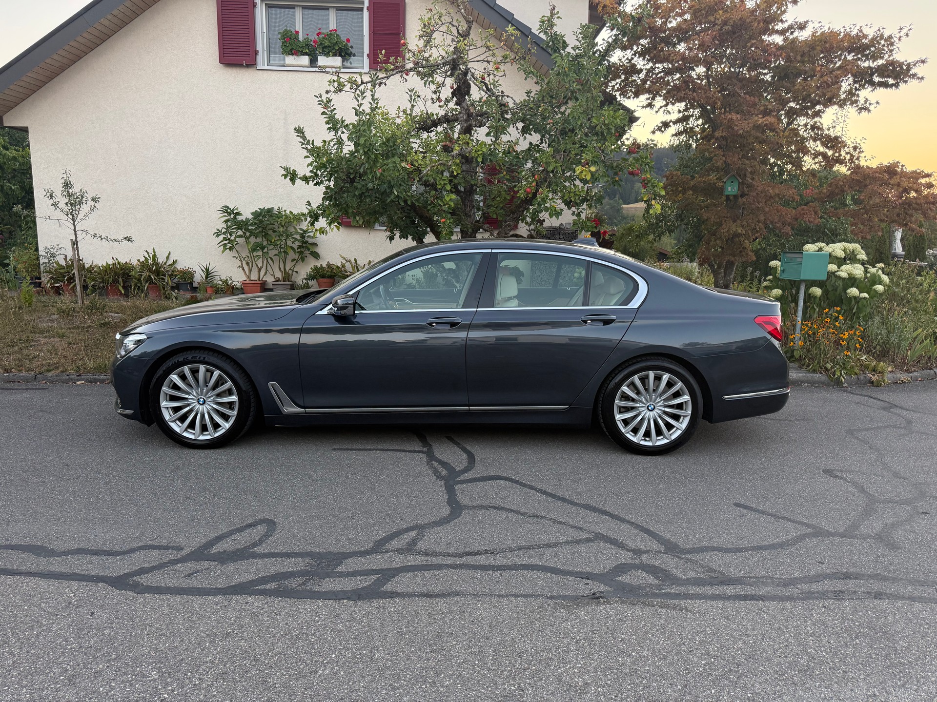 BMW 750i xDrive Steptronic-image-1