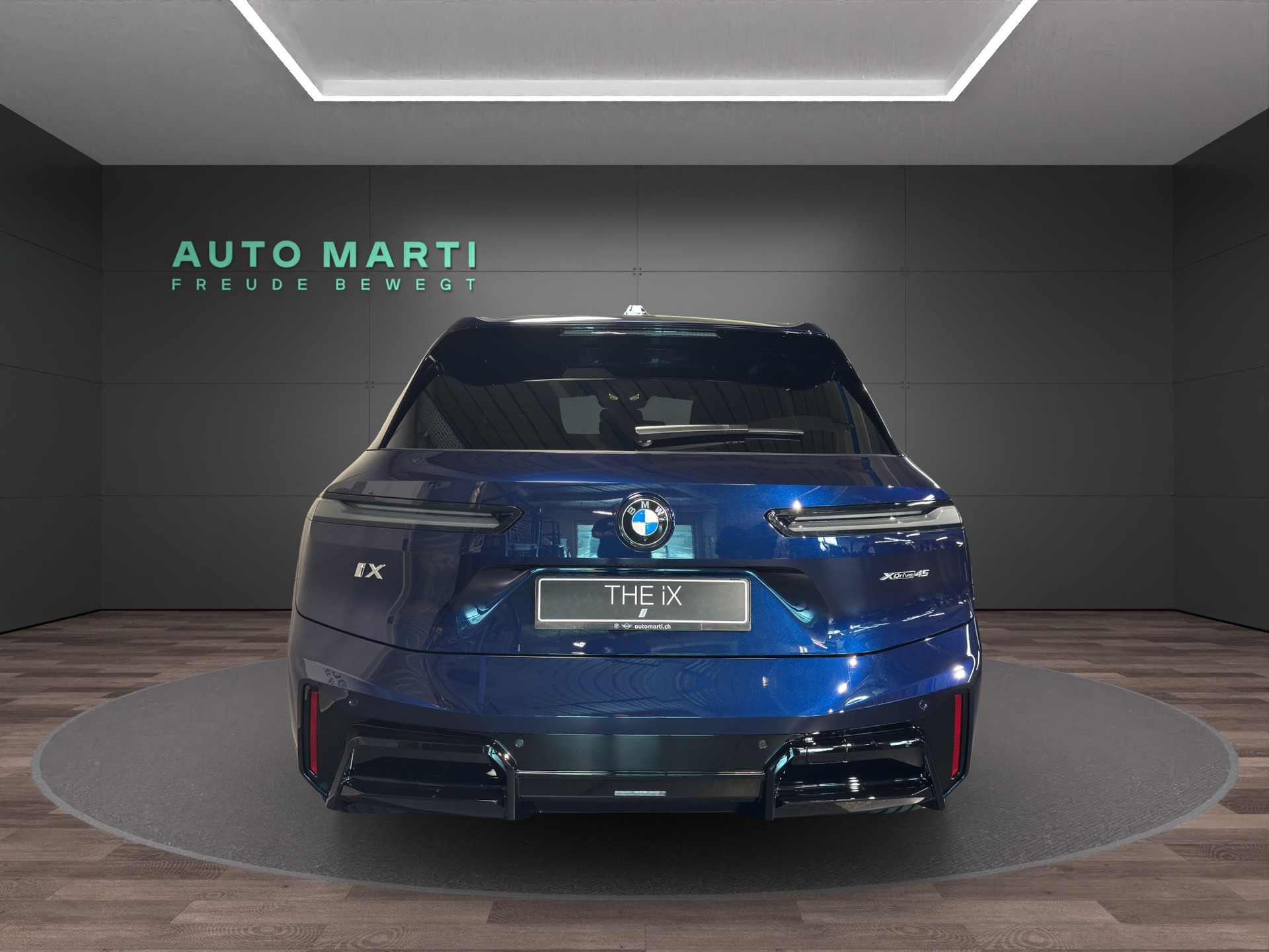 BMW iX xDrive45-showroom-element-2