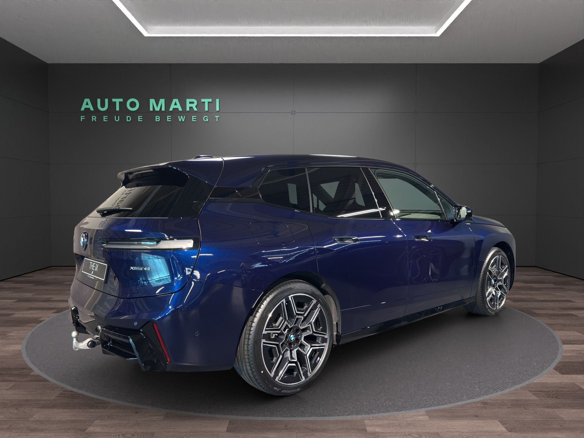 BMW iX xDrive45-showroom-element-3