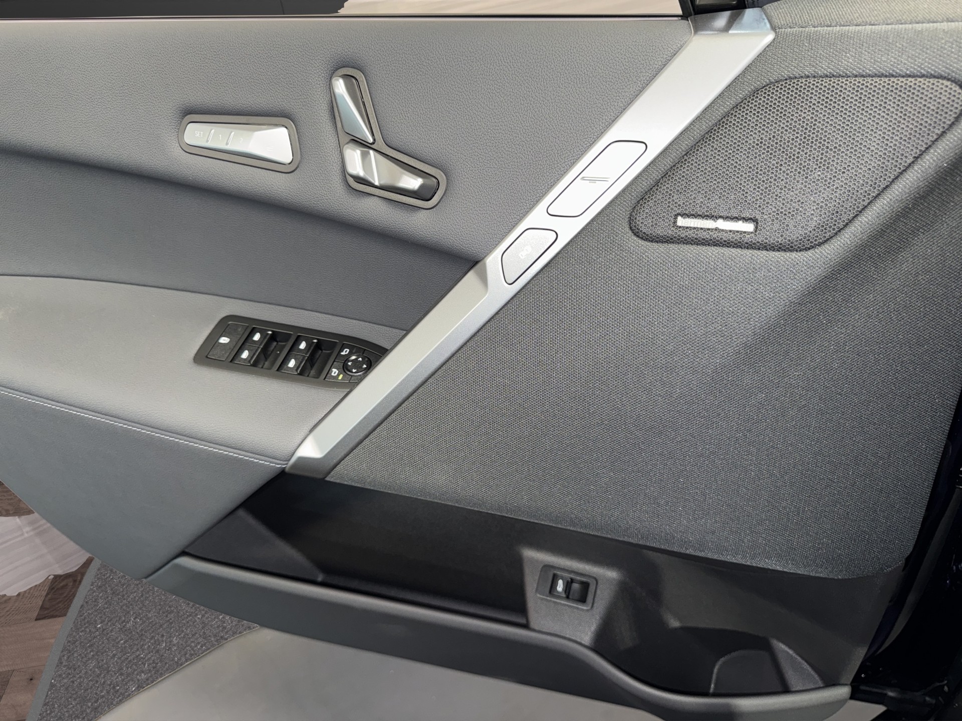 BMW iX xDrive45-image-15