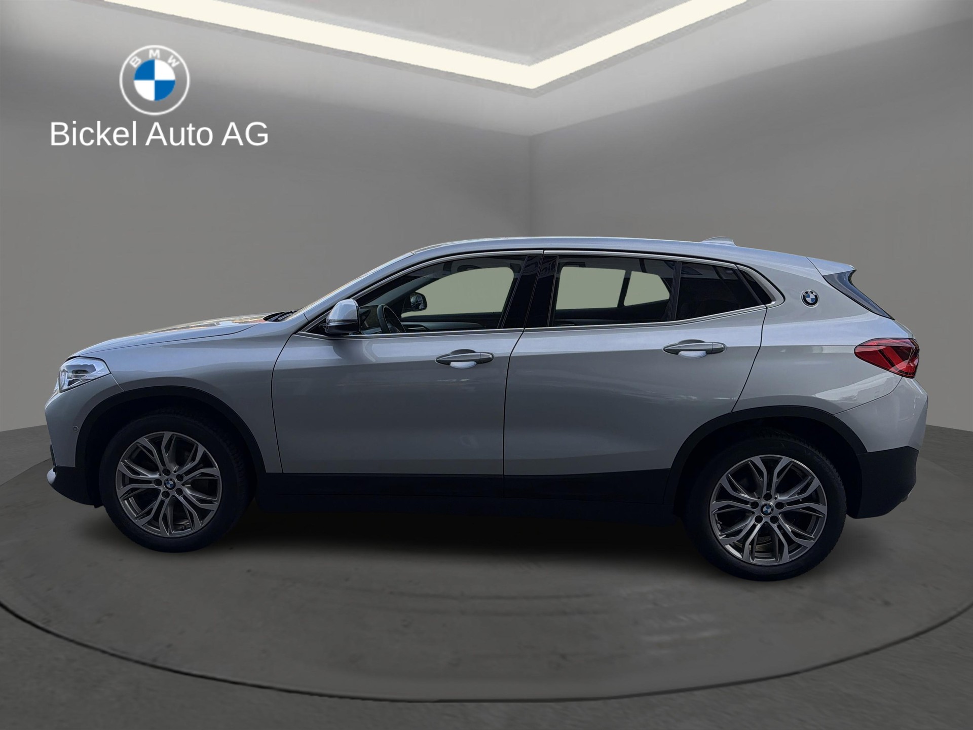 BMW X2 xDrive18d-showroom-element-3