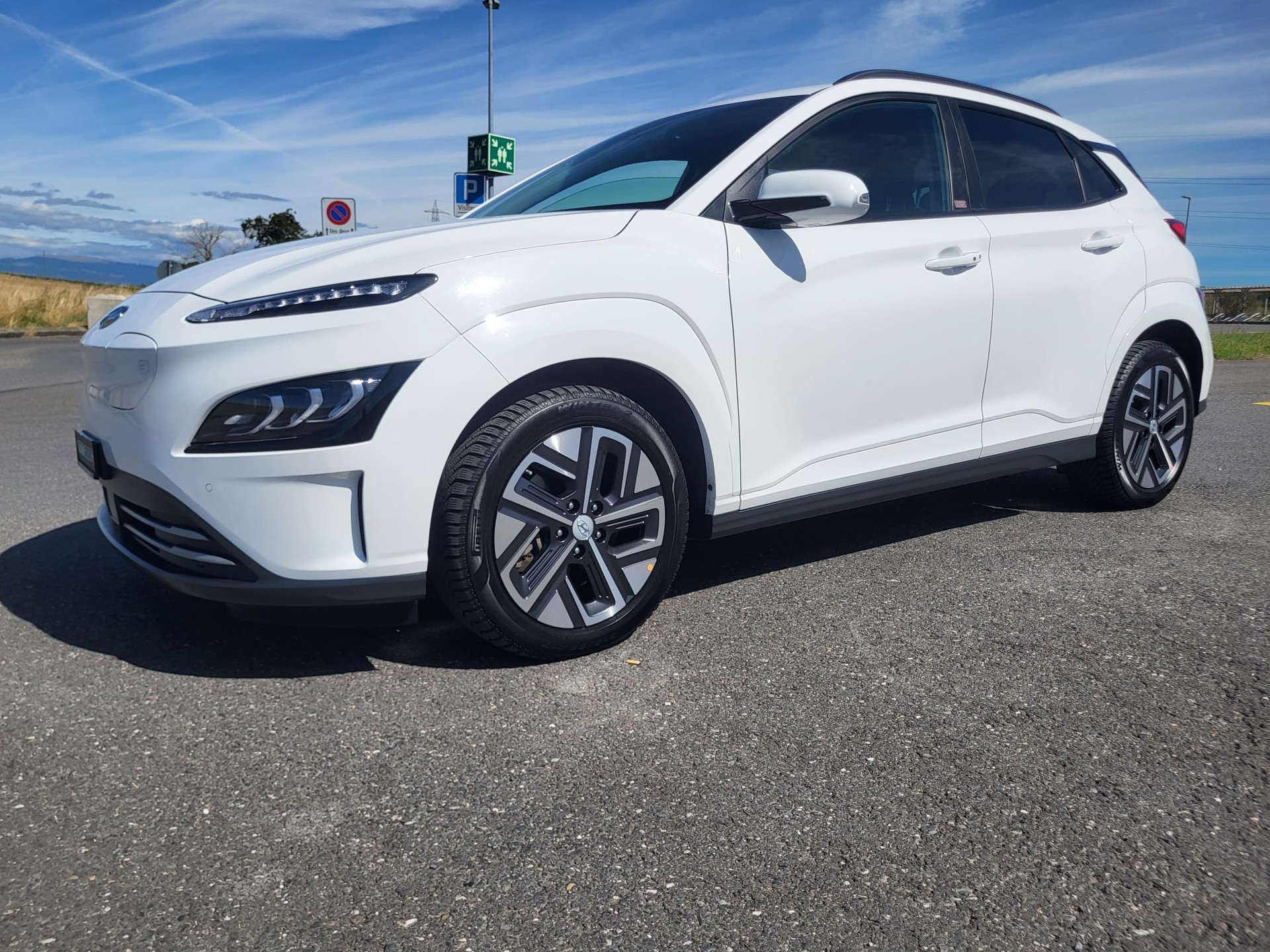 HYUNDAI Kona EV Amplia-showroom-element-2