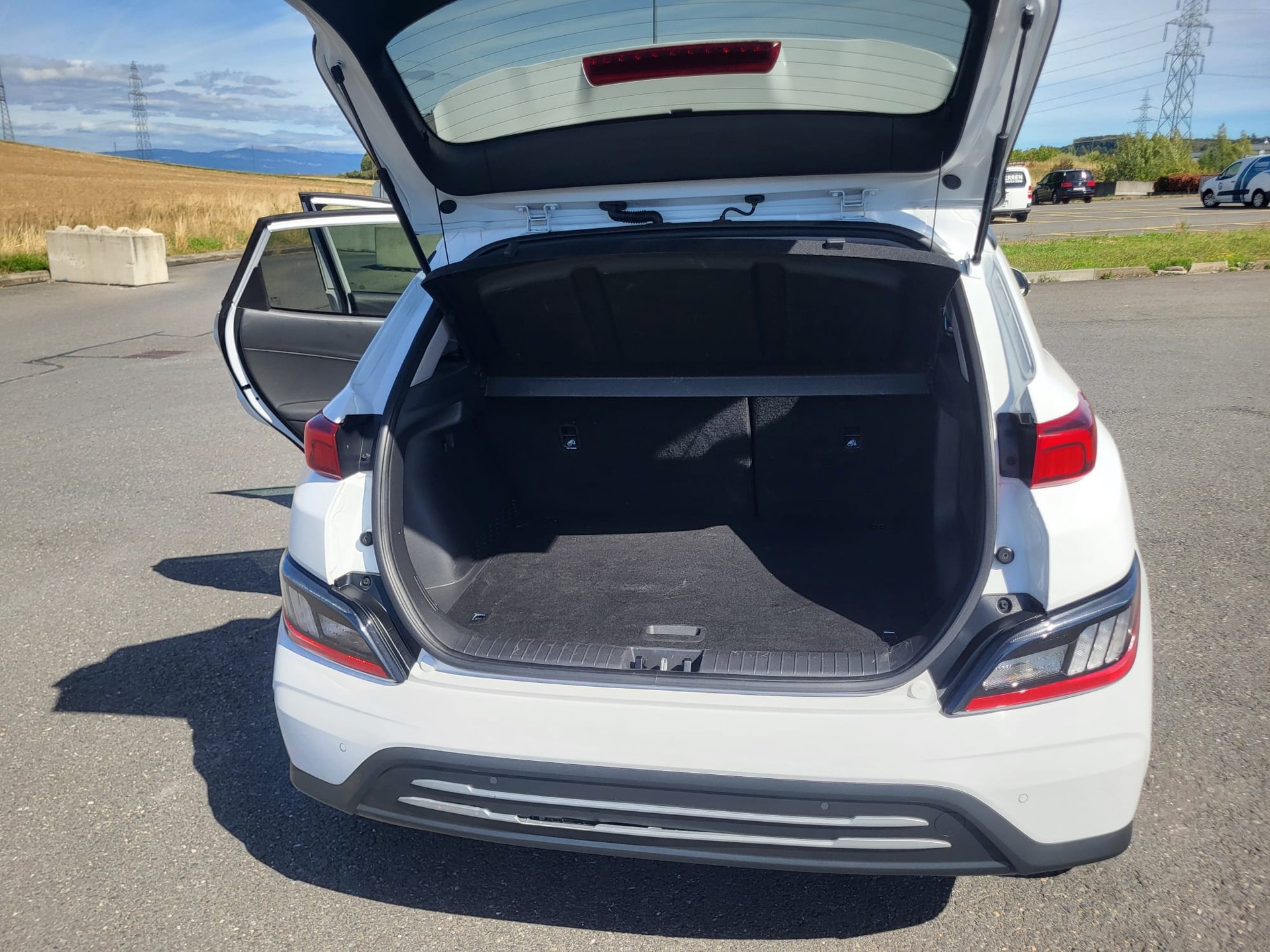 HYUNDAI Kona EV Amplia-showroom-element-3