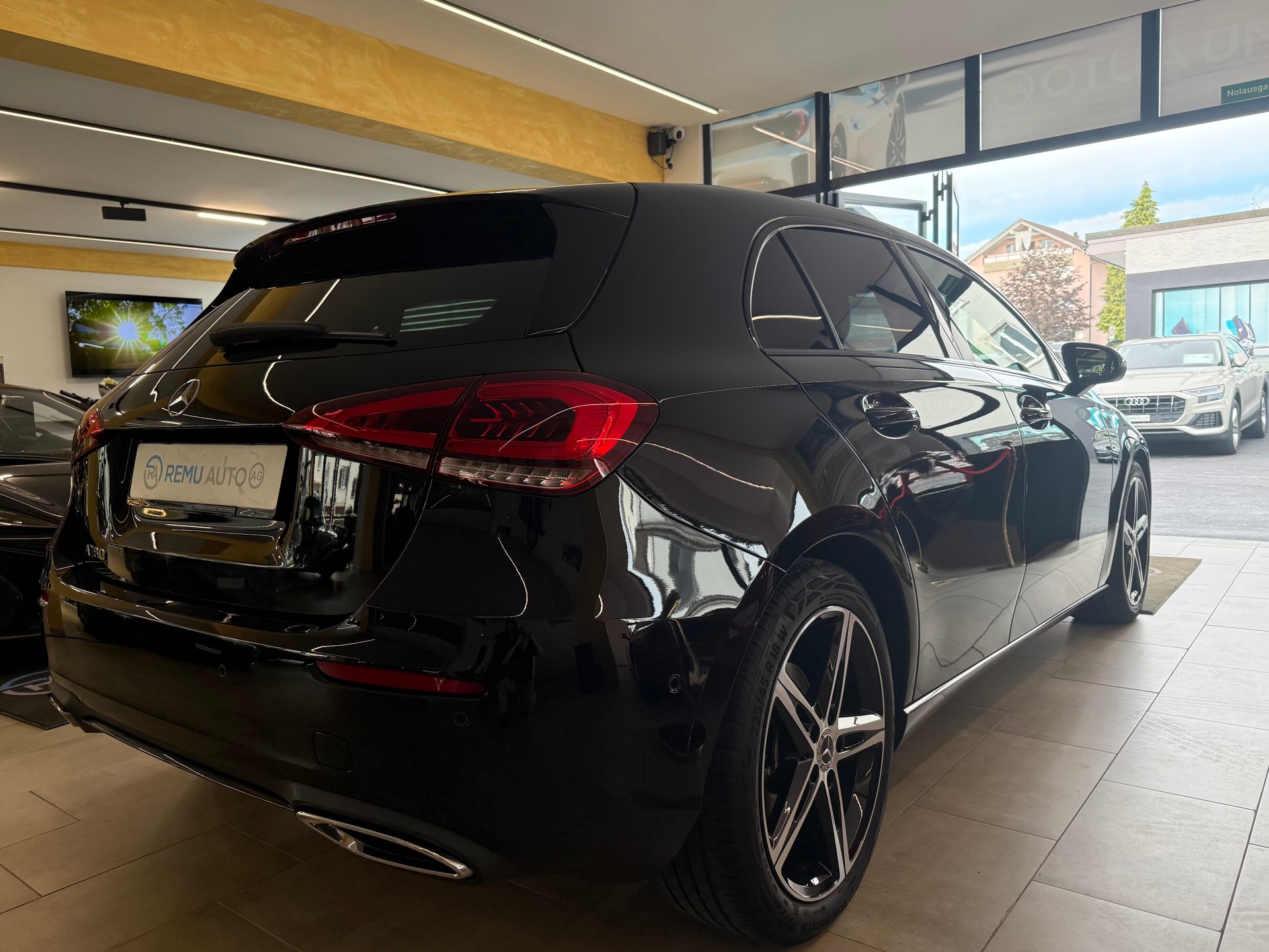 MERCEDES-BENZ A 180 Night Star-showroom-element-2