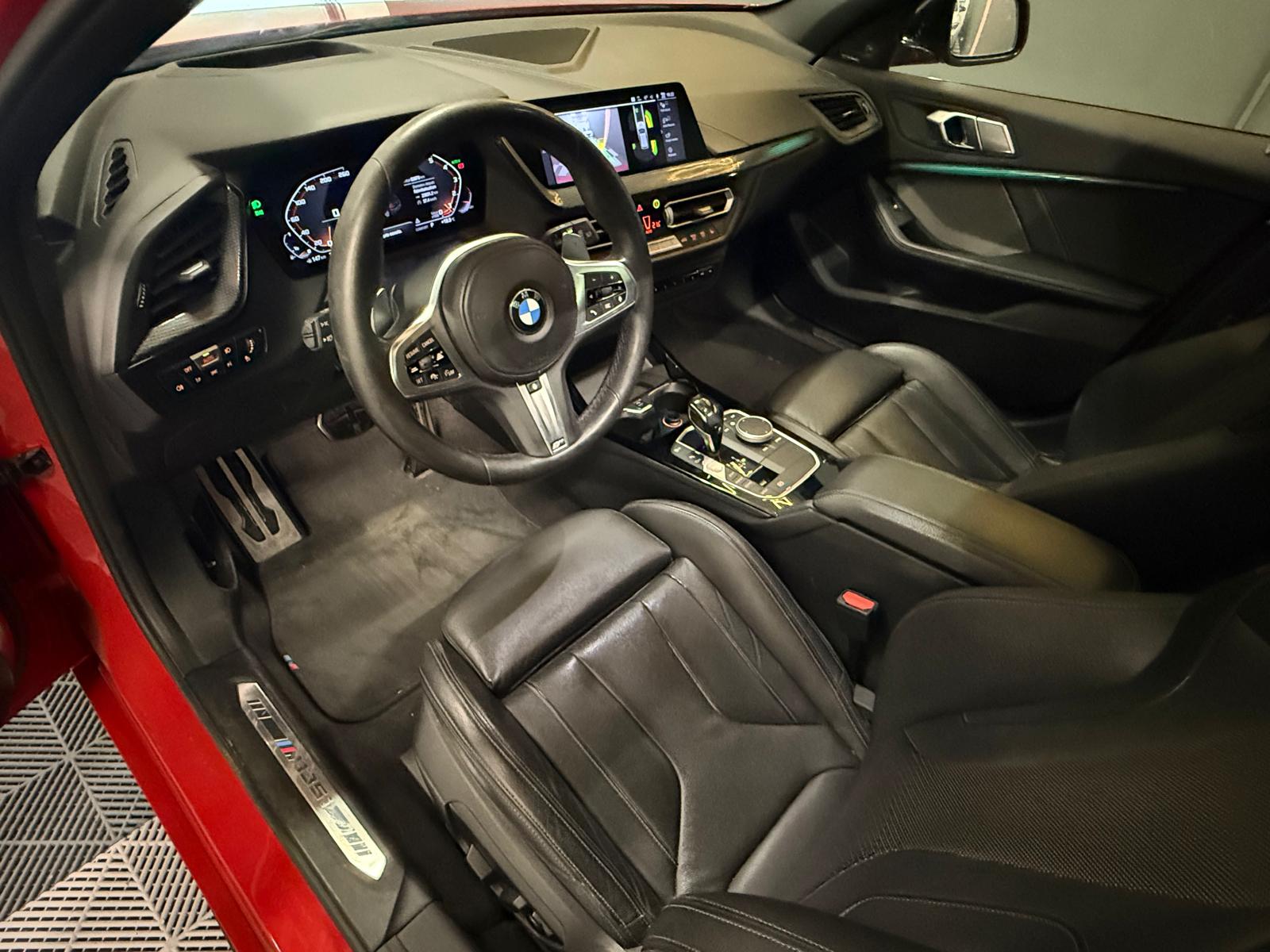BMW M135i xDrive Steptronic-showroom-element-1