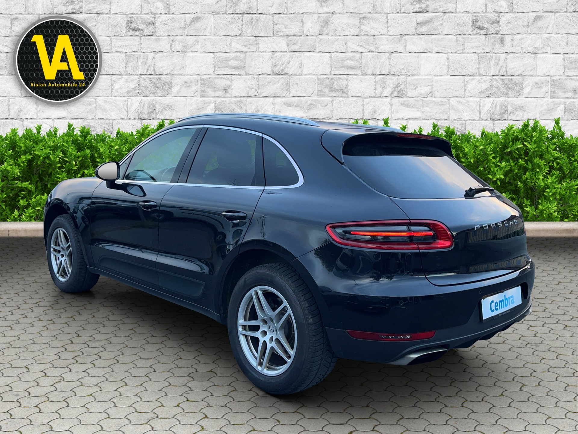 PORSCHE Macan PDK-showroom-element-2