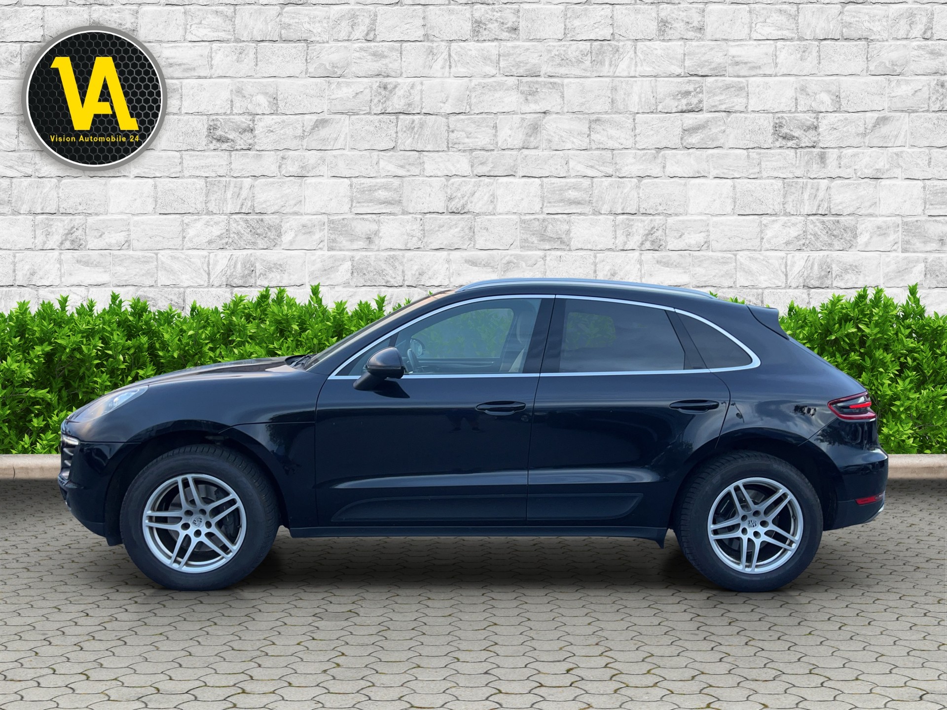 PORSCHE Macan PDK-showroom-element-1