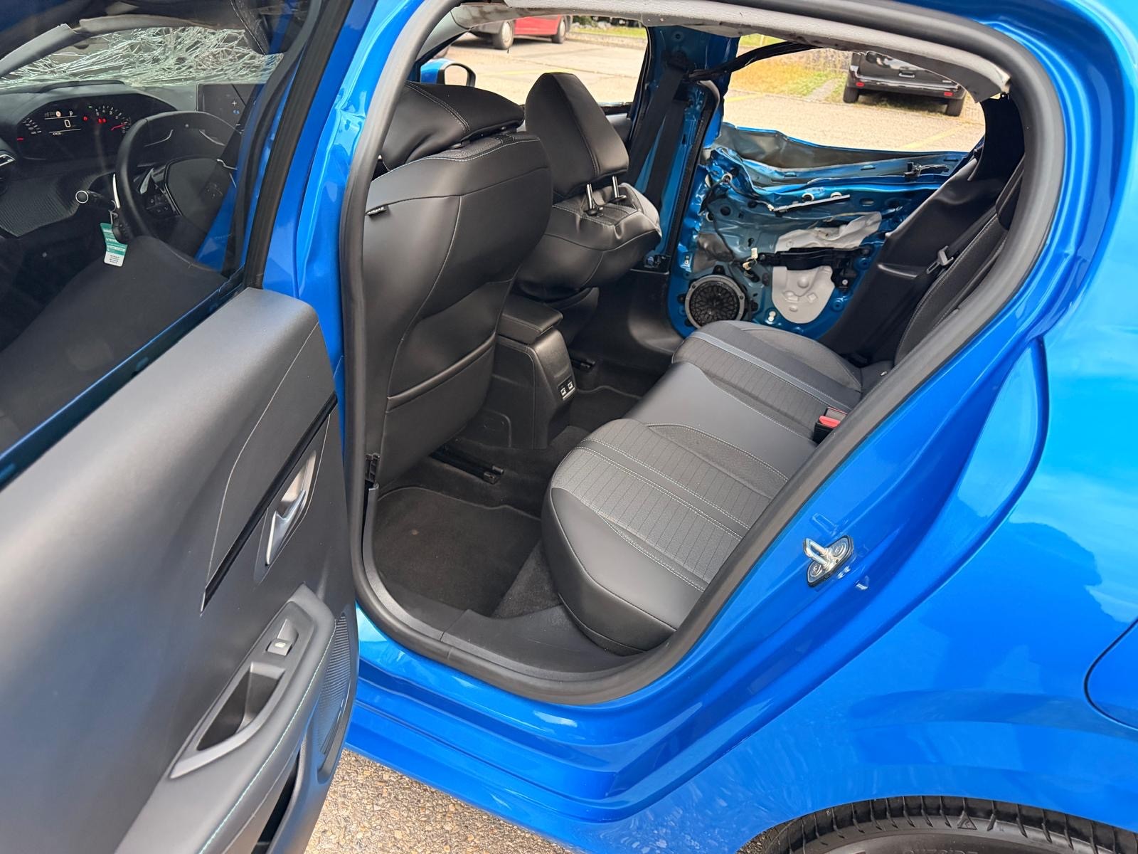 PEUGEOT 208 1.2 PureTech Allure Pack EAT8-image-11