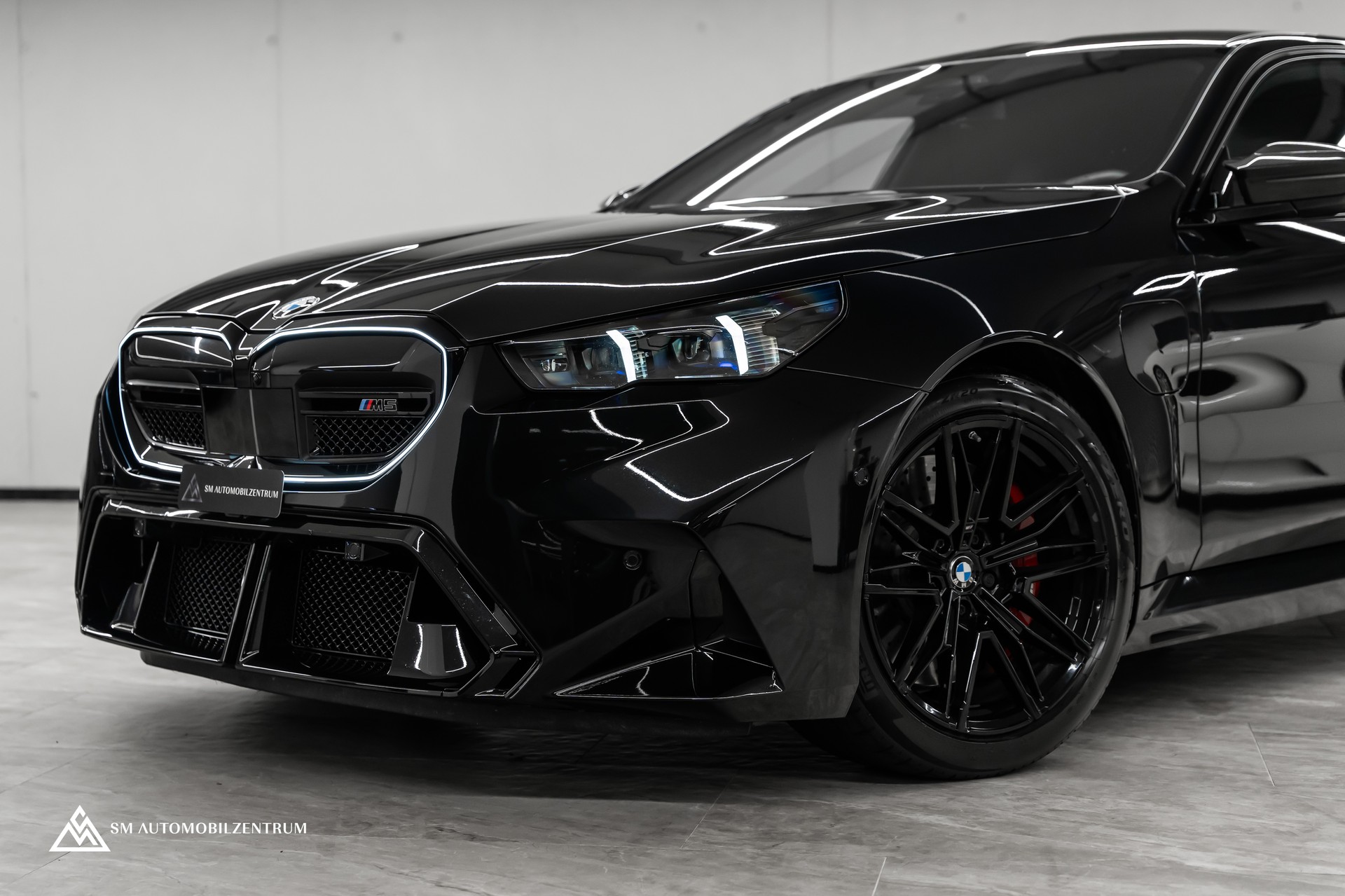 BMW M5 xDrive / CH / Carbon Exterieur & Interieur / 360° / Head-Up / Sitzbelüftung-showroom-element-3