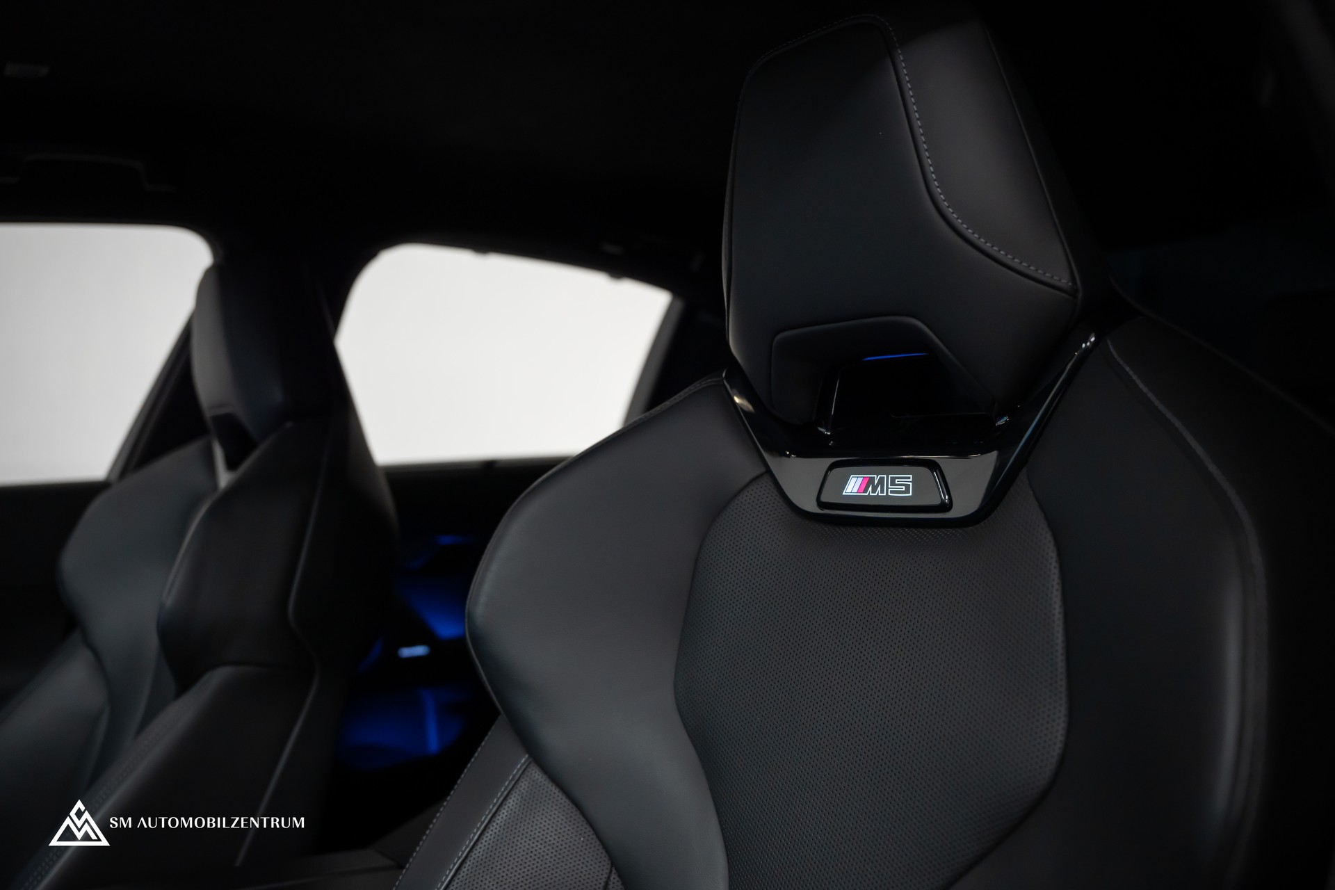 BMW M5 xDrive / CH / Carbon Exterieur & Interieur / 360° / Head-Up / Sitzbelüftung-image-33