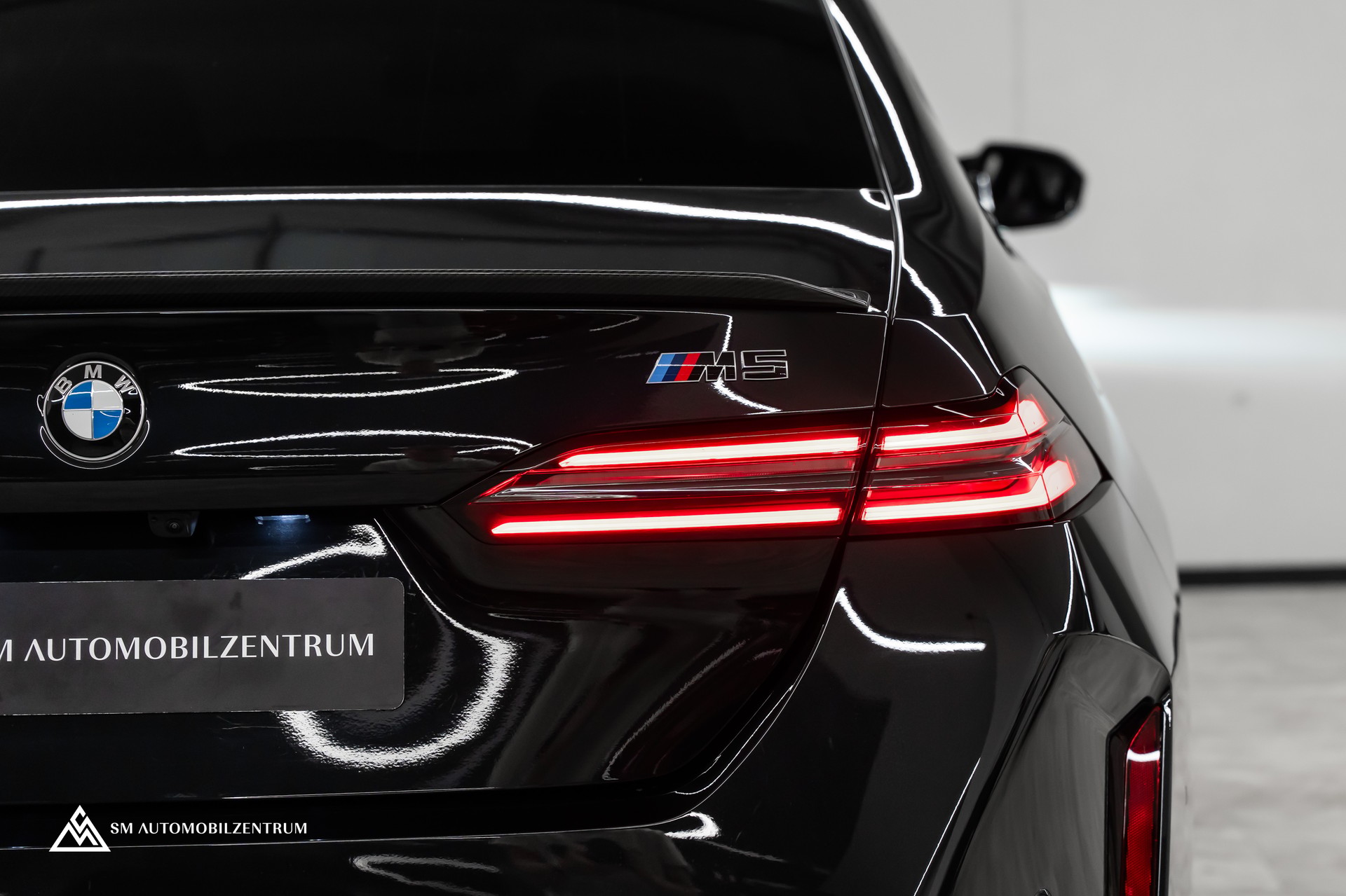 BMW M5 xDrive / CH / Carbon Exterieur & Interieur / 360° / Head-Up / Sitzbelüftung-image-17