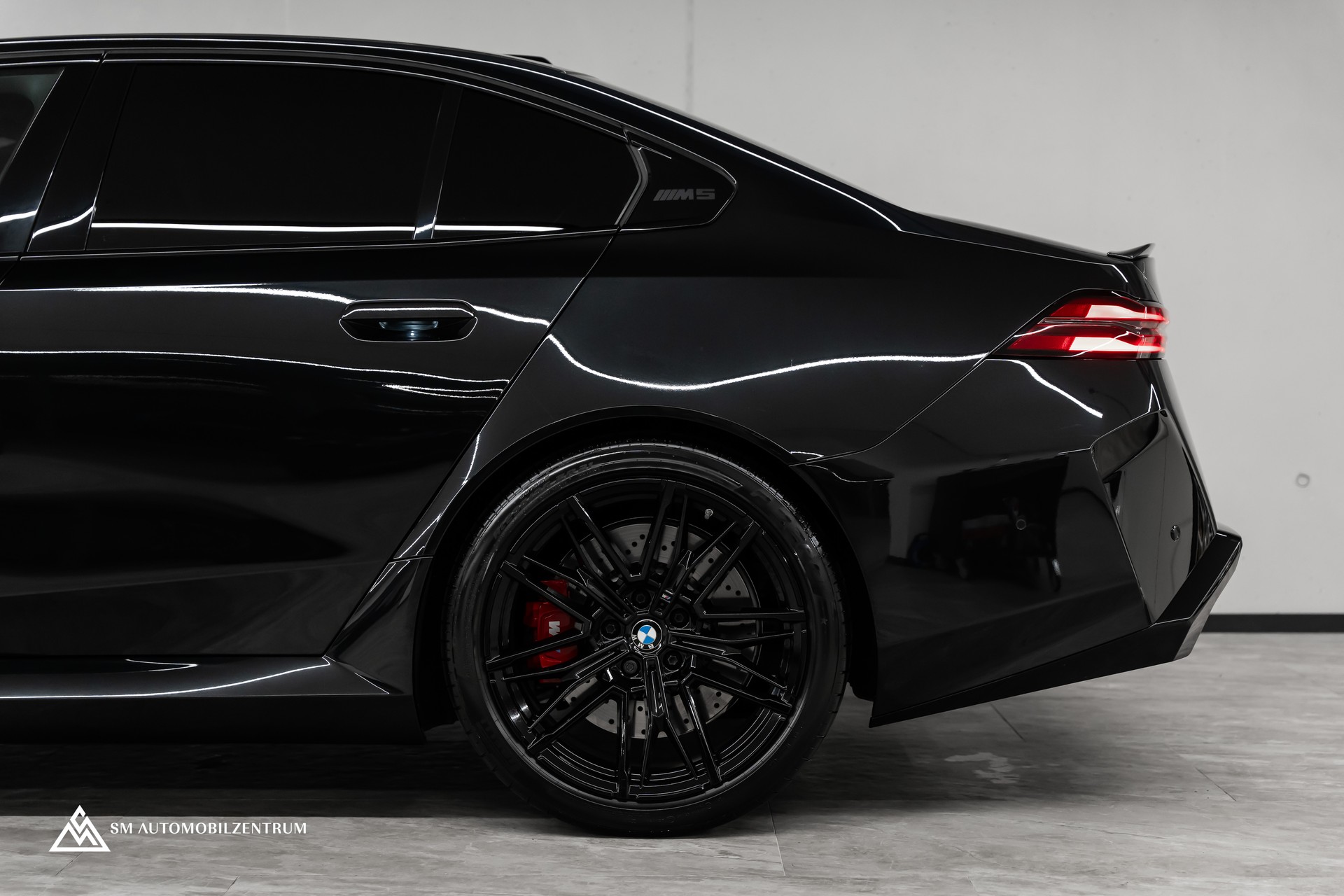 BMW M5 xDrive / CH / Carbon Exterieur & Interieur / 360° / Head-Up / Sitzbelüftung-image-10