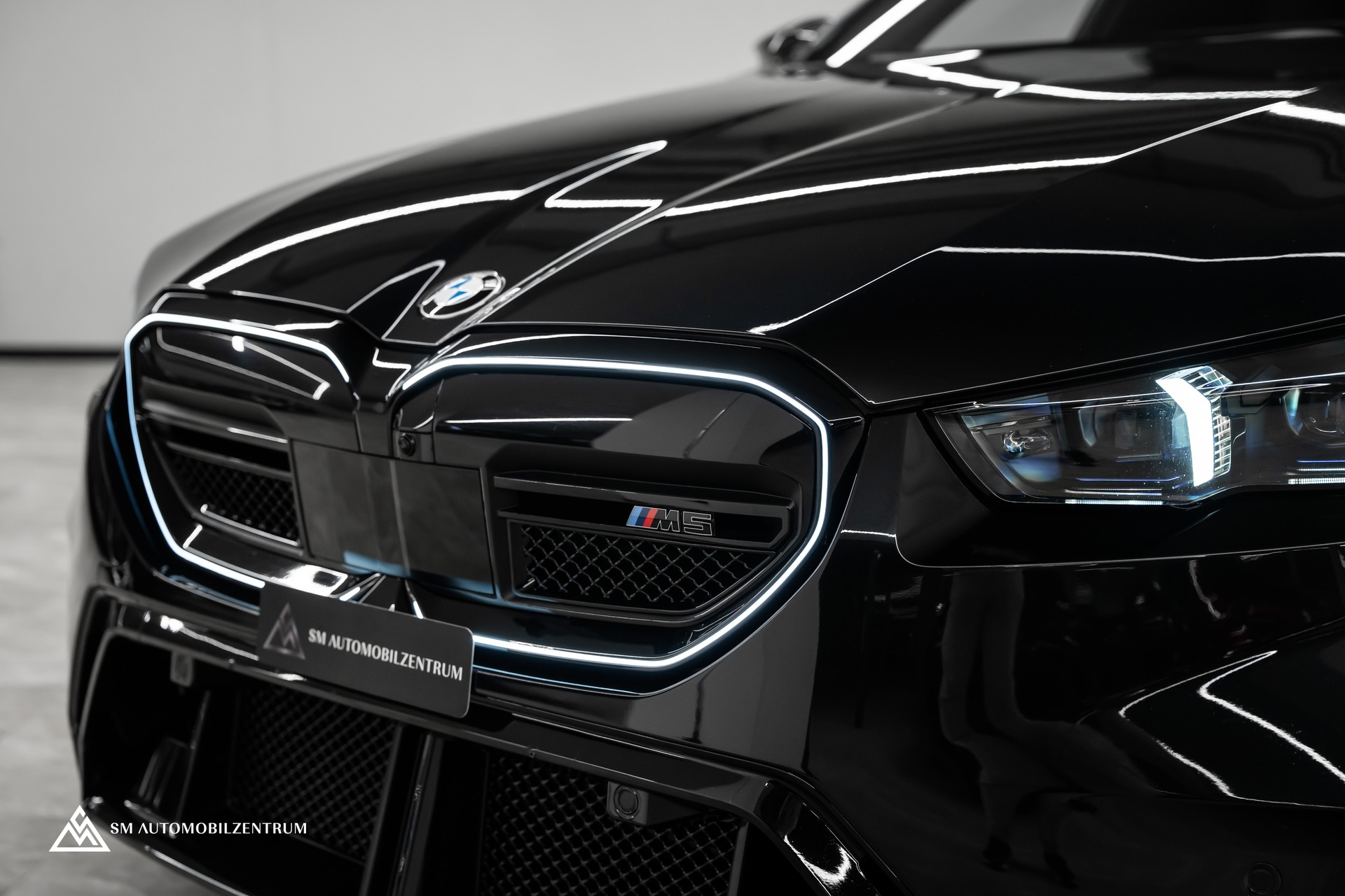 BMW M5 xDrive / CH / Carbon Exterieur & Interieur / 360° / Head-Up / Sitzbelüftung-image-6