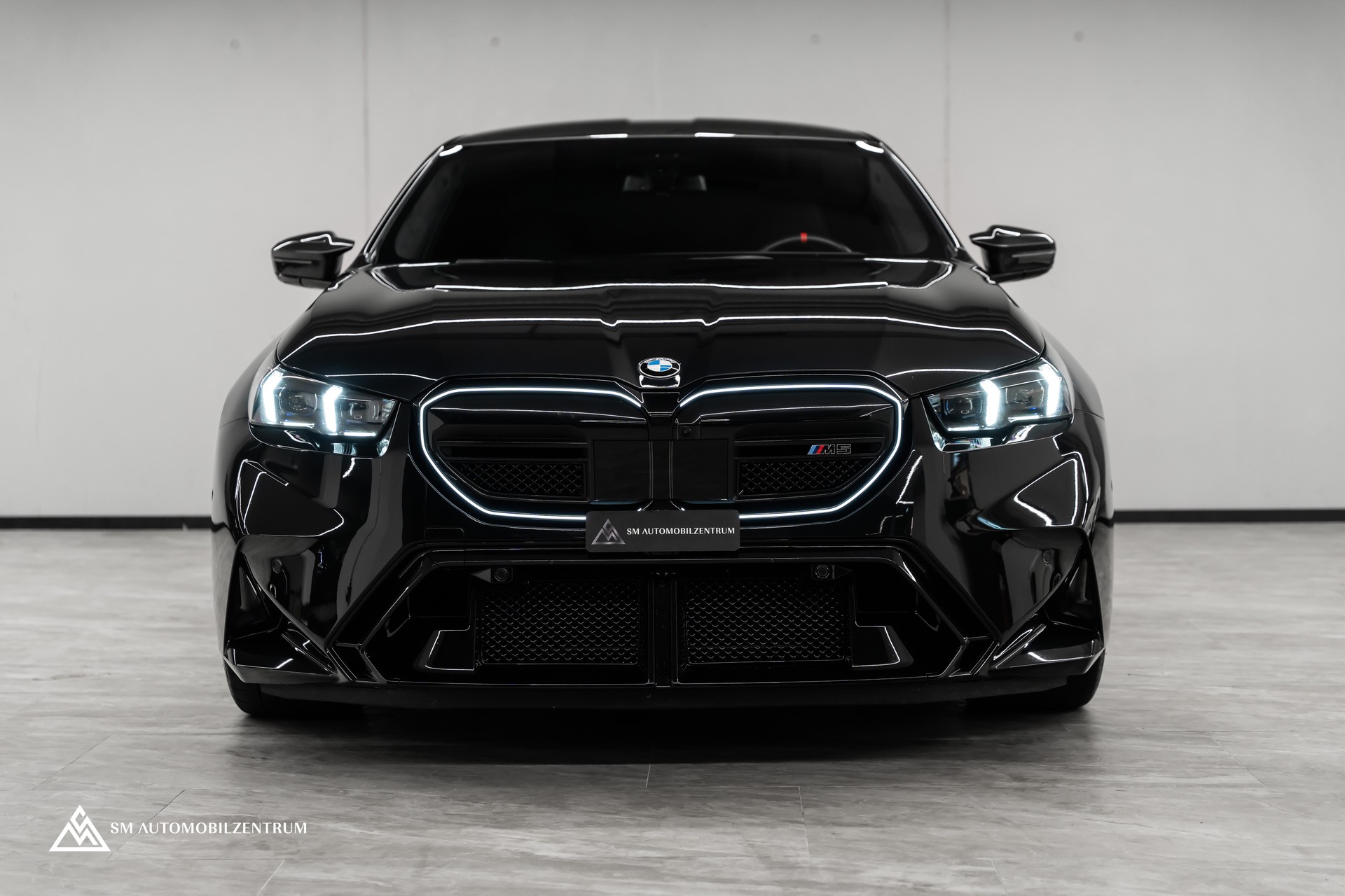 BMW M5 xDrive / CH / Carbon Exterieur & Interieur / 360° / Head-Up / Sitzbelüftung-showroom-element-1
