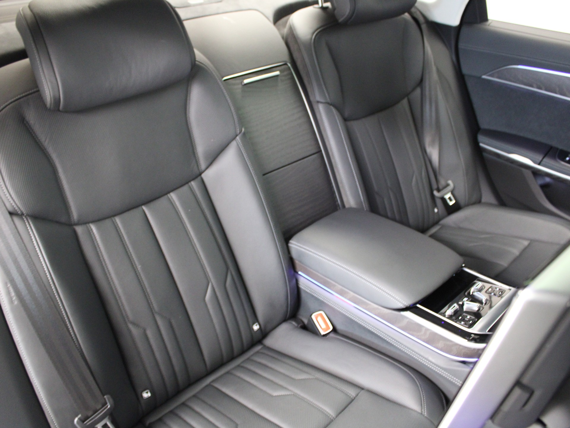 AUDI A8 60 L TFSI e quattro tiptronic-image-5