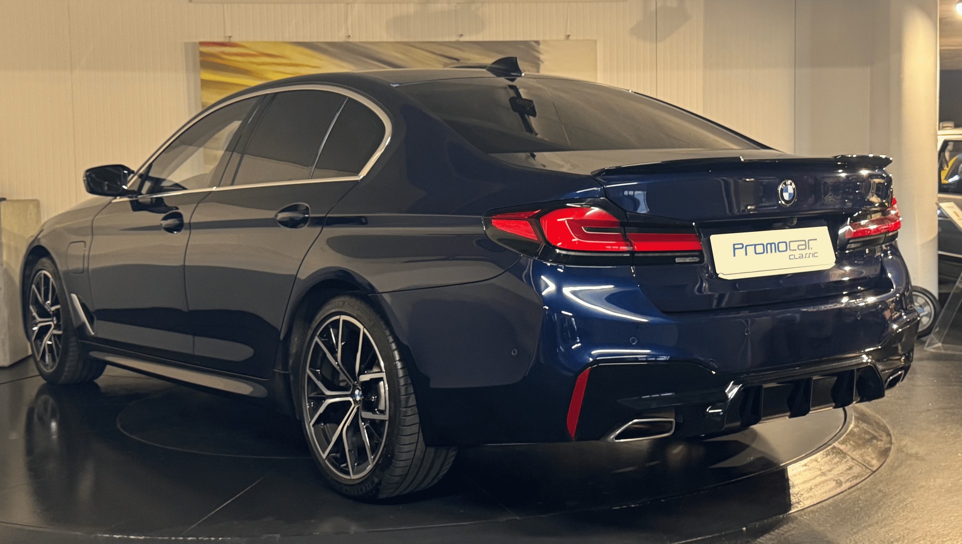 BMW 530e xDrive G30 LCI M LOOK-showroom-element-2