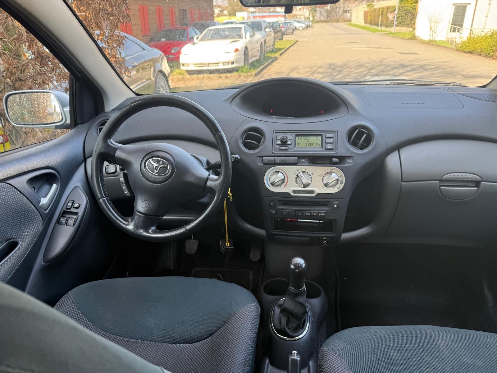 TOYOTA Yaris 1.3 Linea Sol-image-5