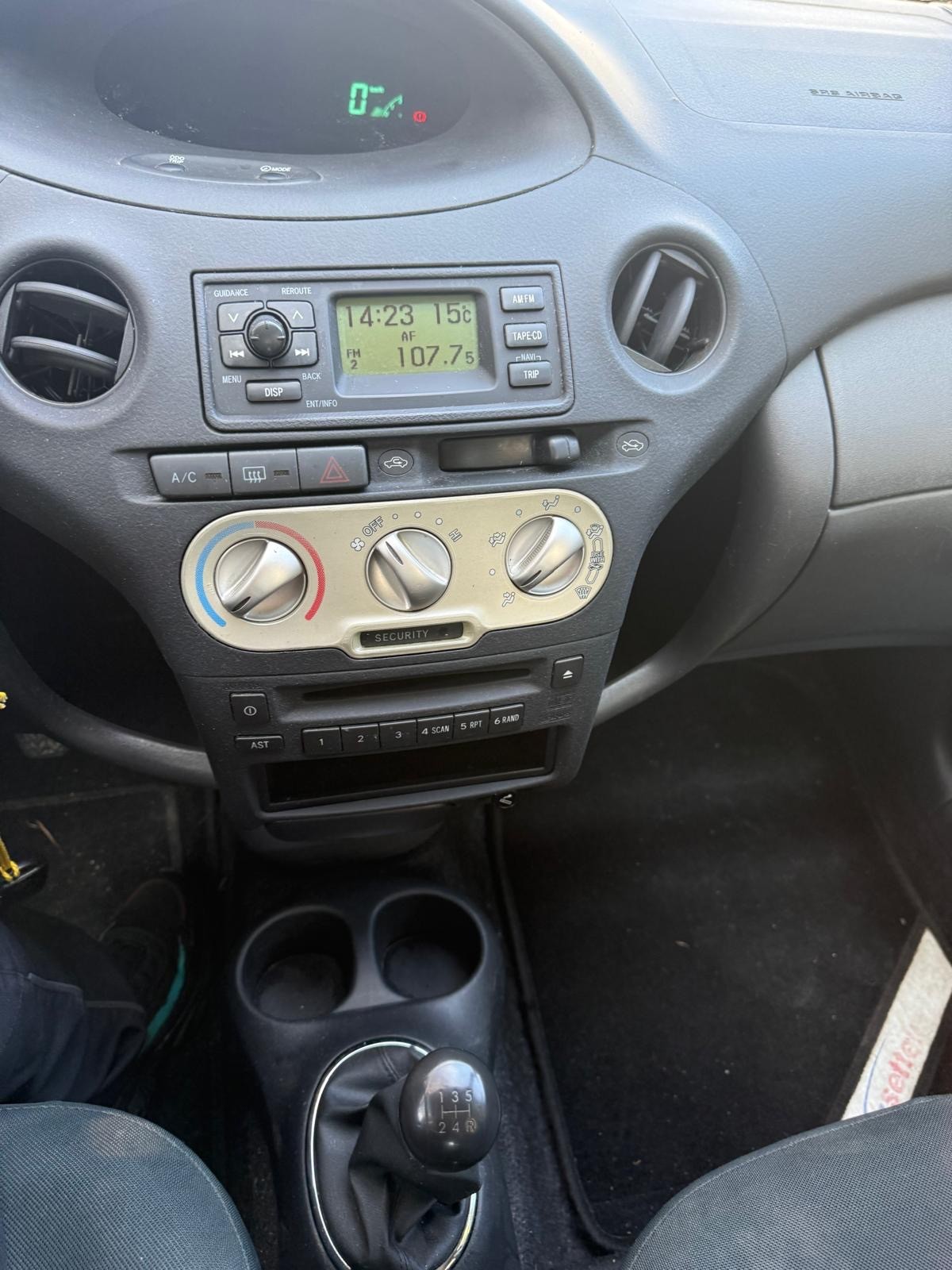 TOYOTA Yaris 1.3 Linea Sol-image-12