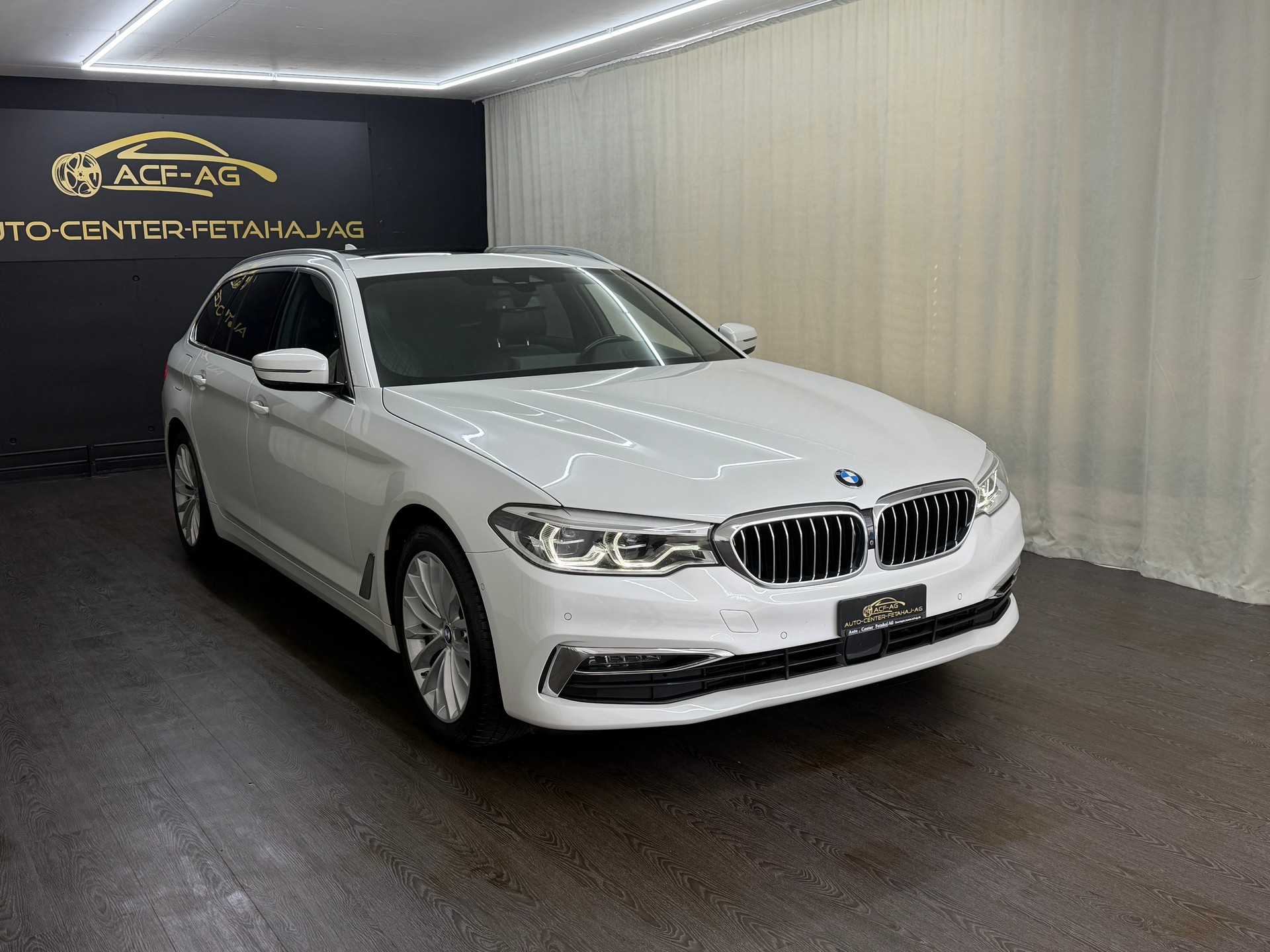 BMW 540i xDrive Touring Luxury Line Steptronic-showroom-element-2