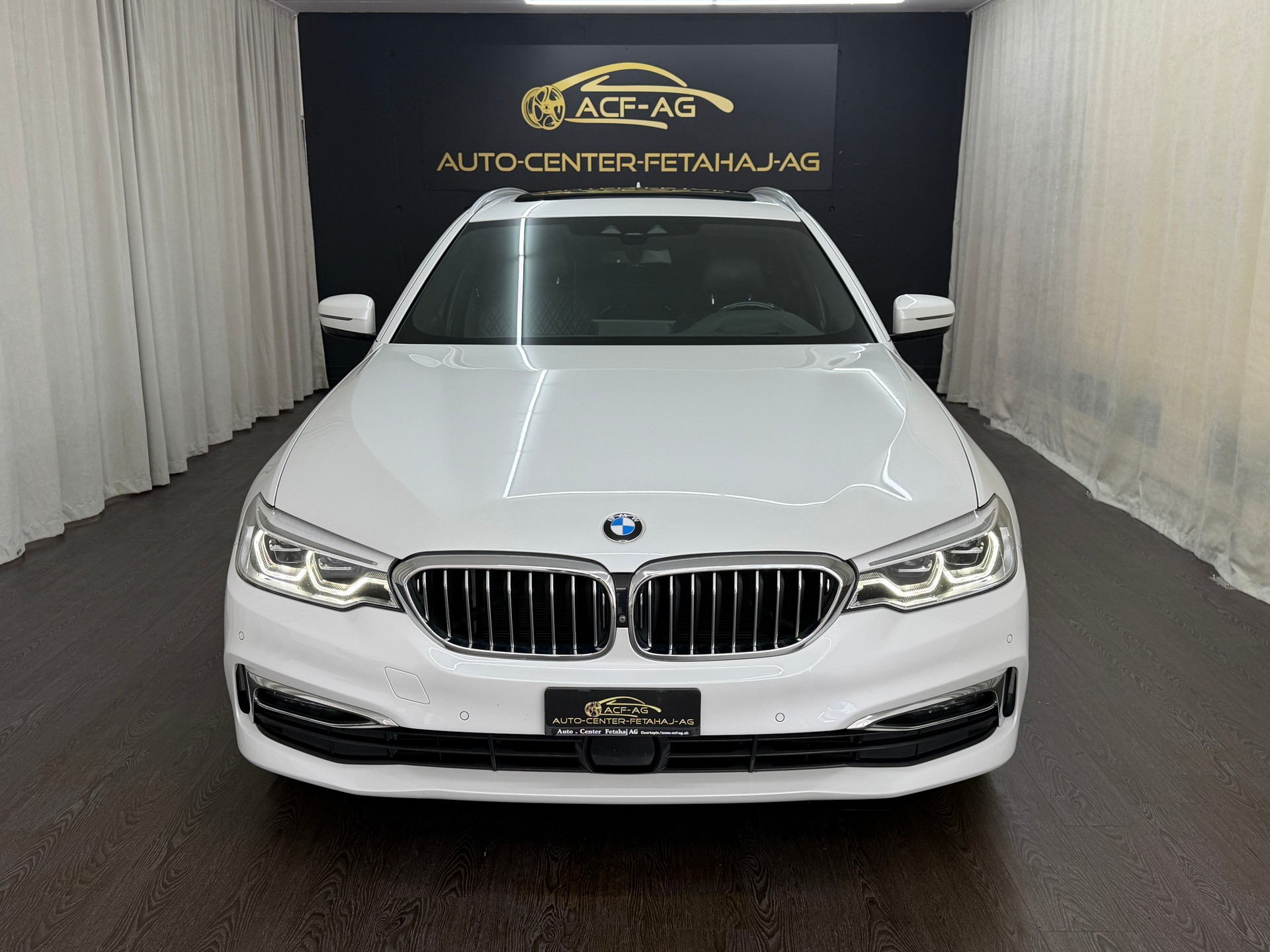 BMW 540i xDrive Touring Luxury Line Steptronic-showroom-element-1