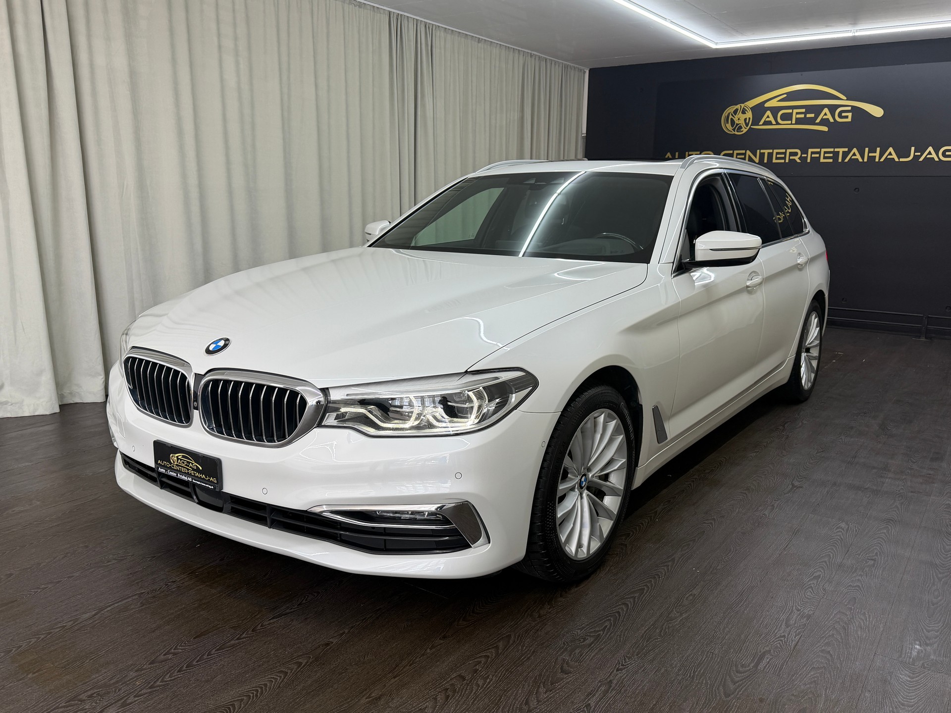 BMW 540i xDrive Touring Luxury Line Steptronic