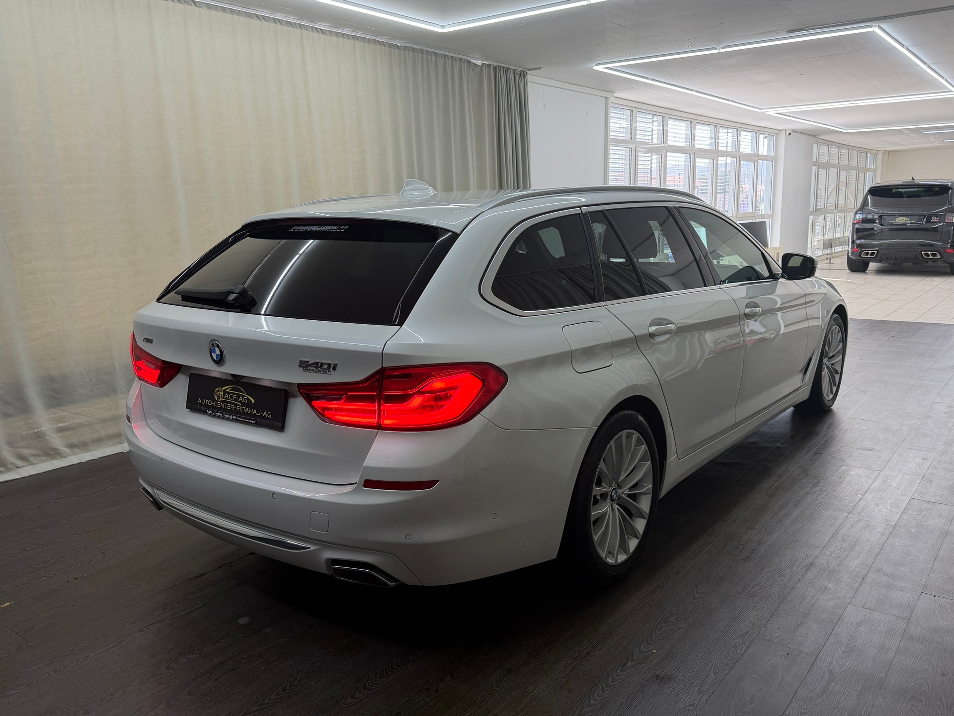 BMW 540i xDrive Touring Luxury Line Steptronic-showroom-element-3