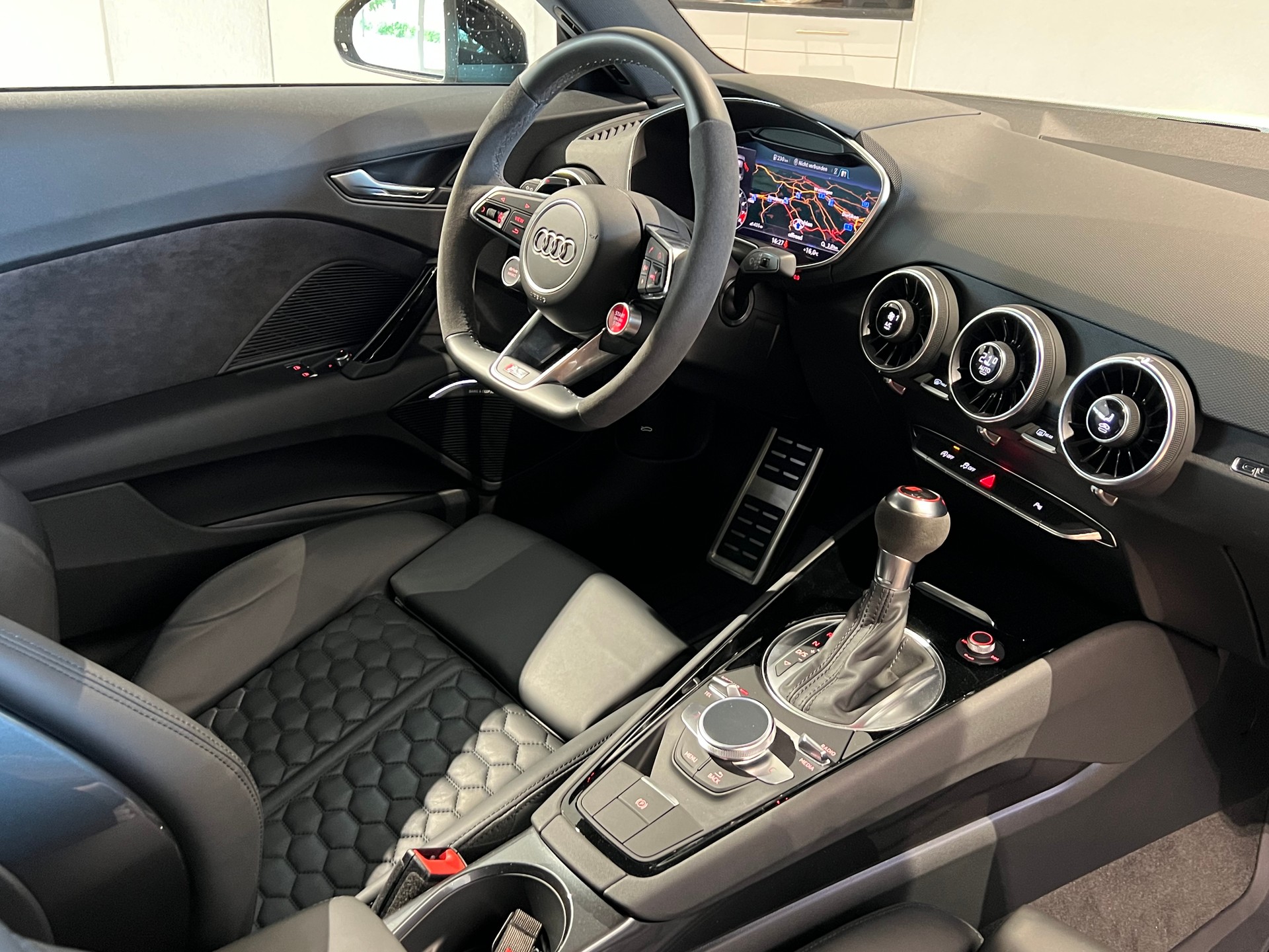 AUDI TT Coupé TTRS quattro S-tronic *Schweizer Fahrzeug*-image-8