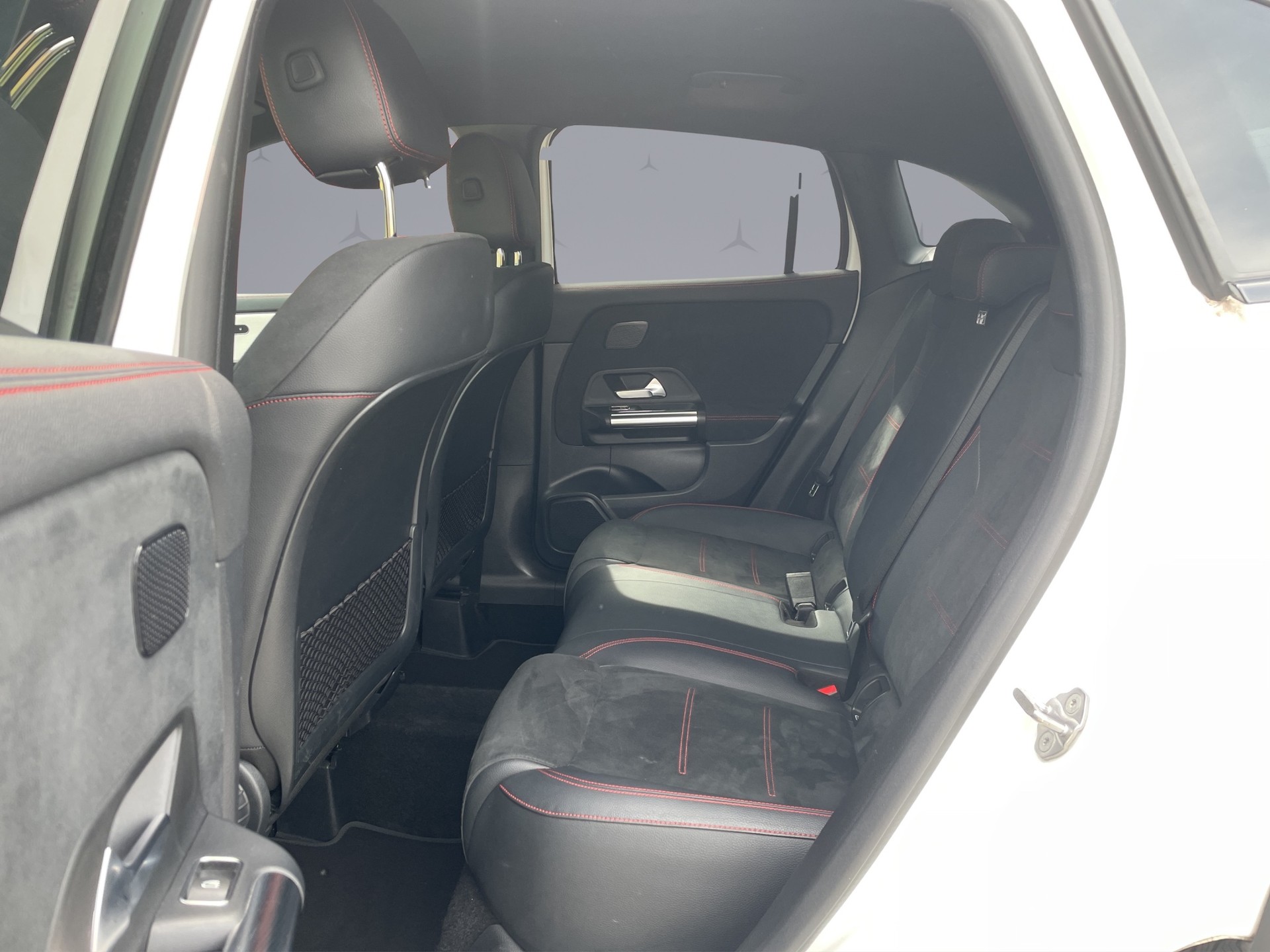 MERCEDES-BENZ GLA 200 AMG Line-image-12