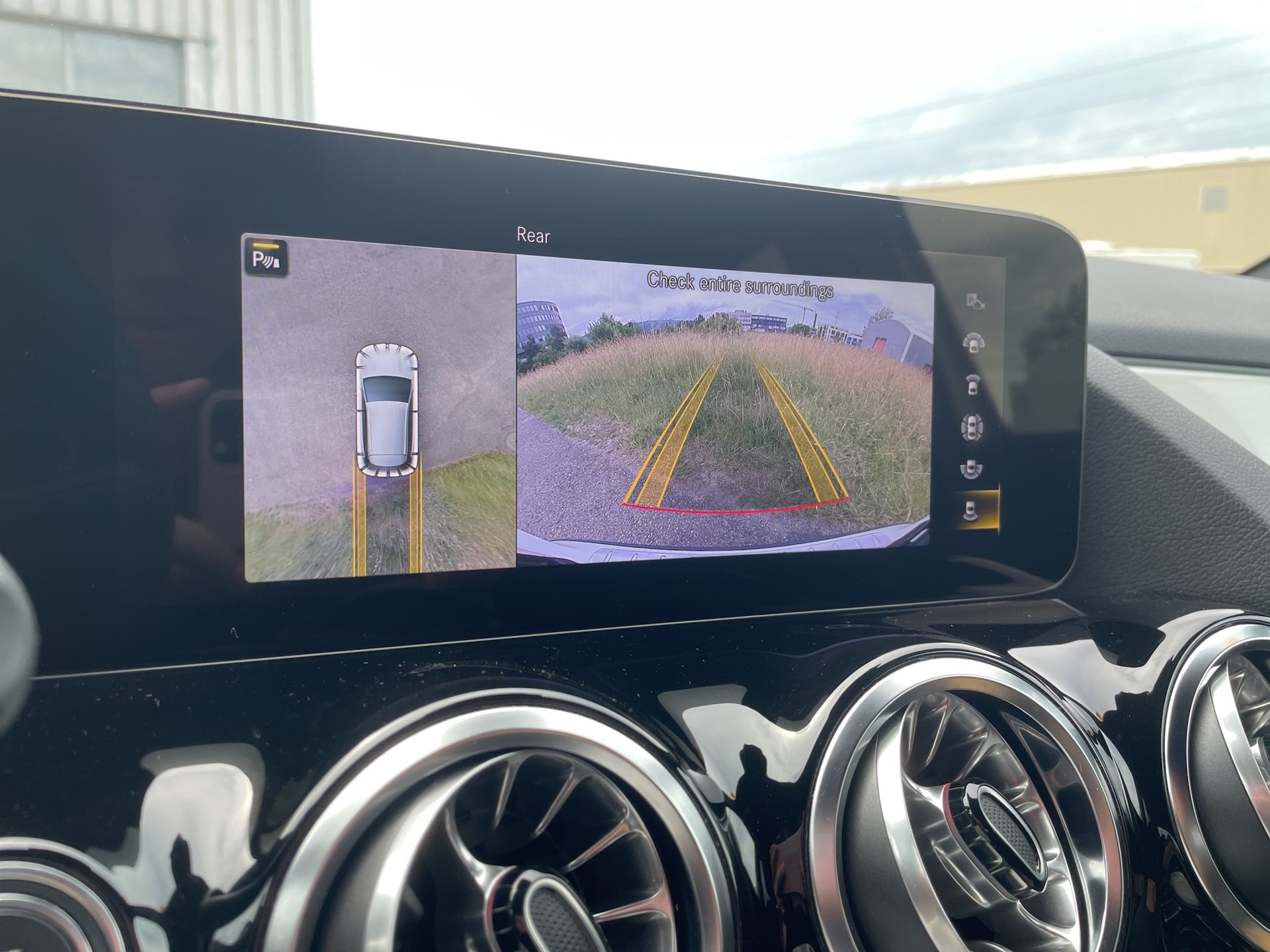 MERCEDES-BENZ GLA 200 AMG Line-image-19