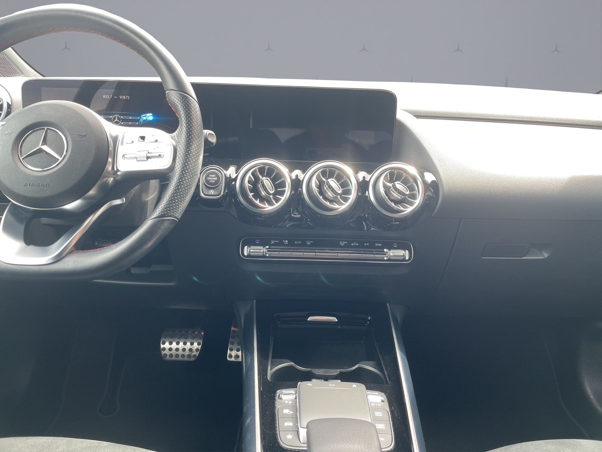 MERCEDES-BENZ GLA 200 AMG Line-image-14