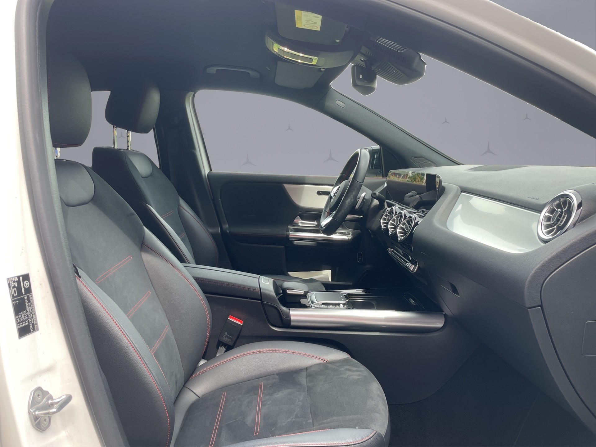 MERCEDES-BENZ GLA 200 AMG Line-image-16