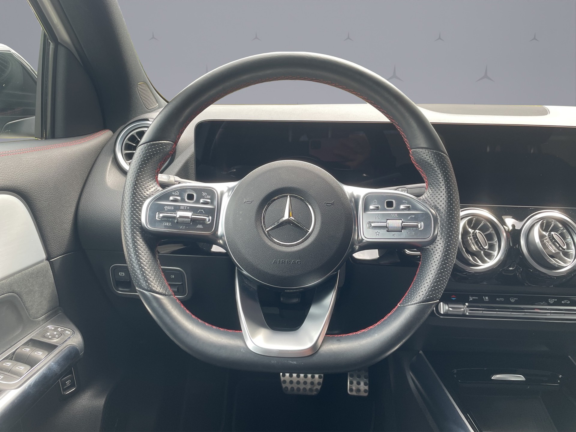 MERCEDES-BENZ GLA 200 AMG Line-image-11