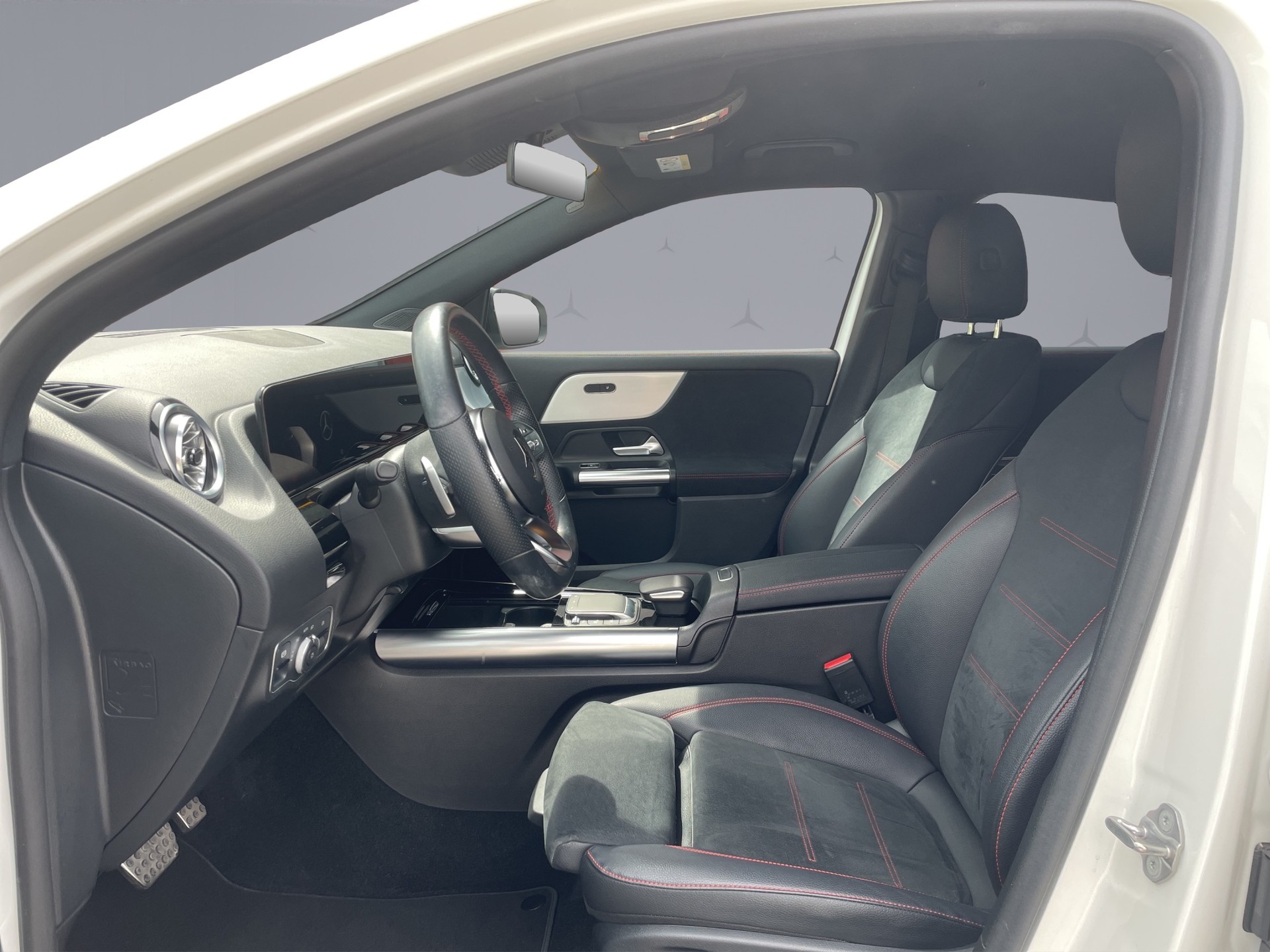 MERCEDES-BENZ GLA 200 AMG Line-image-9