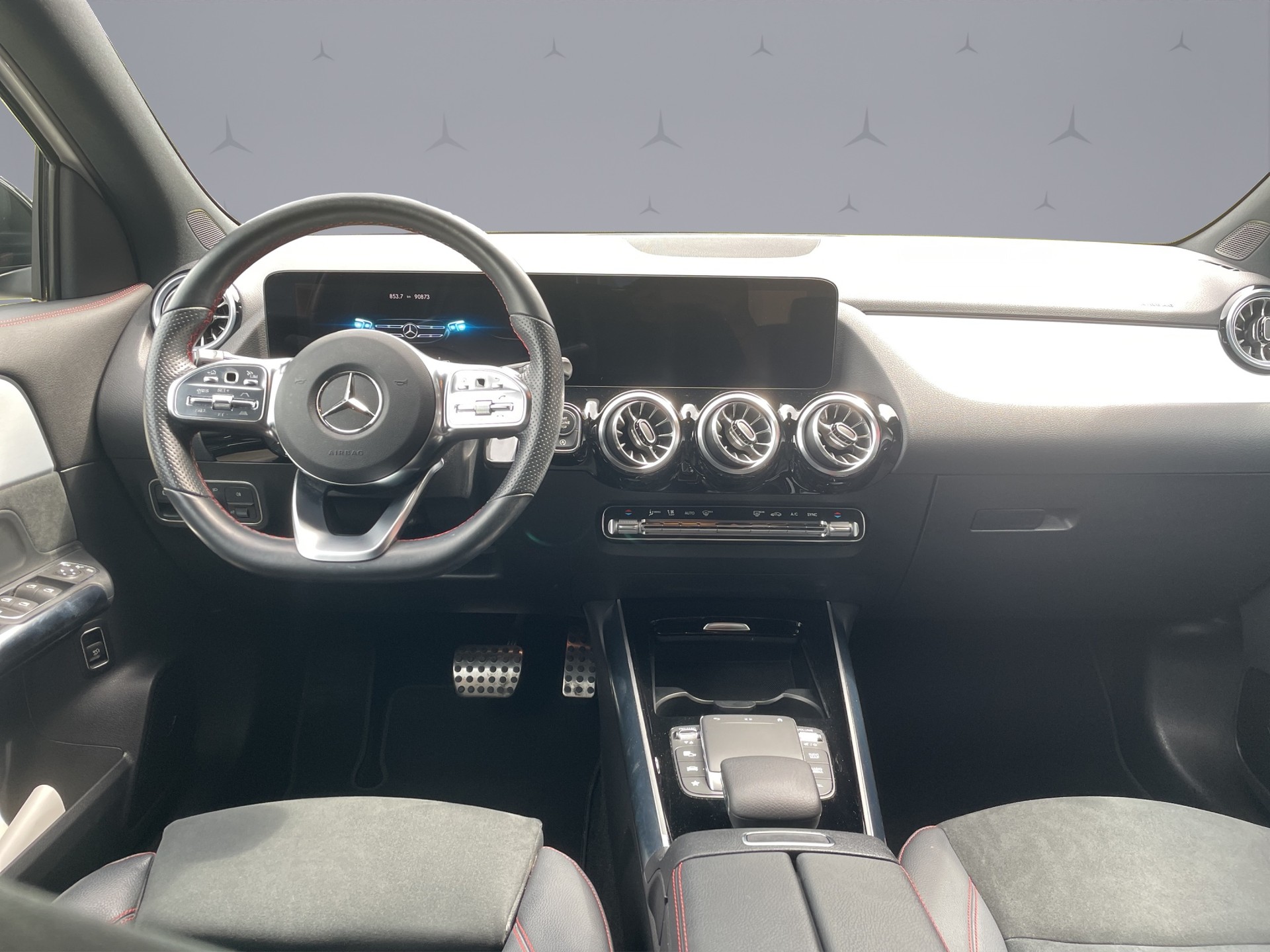 MERCEDES-BENZ GLA 200 AMG Line-image-13