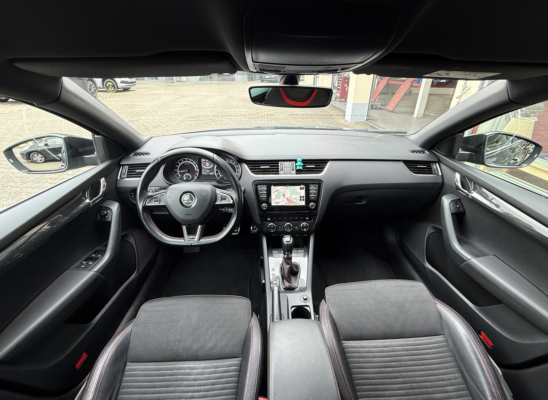 SKODA Octavia Combi 2.0 TDI RS 4x4 DSG-image-10